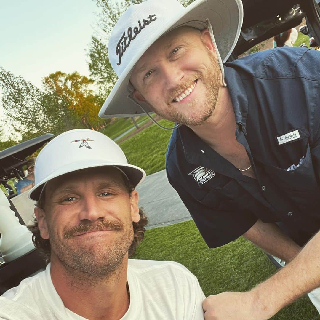 チェイス・ライスのインスタグラム：「Got himself a fiancé and 10 ACM's all in a week. Love this fella, and proud of ya dude.」