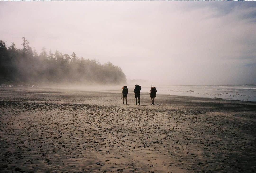 エミリー・ベット・リカーズのインスタグラム：「Thank you all for your Trek suggestions. I’m so hyped researching everywhere from Cape Breton to Uganda!   Mother Earth has so much to offer us — including epically long stretches of beach that go on for eternity and make us feel like we have gone out of orbit! Here’s to chasing that overview effect right here from planet Earth!」