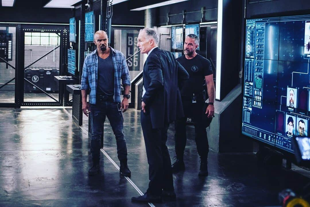 シェマー・ムーアさんのインスタグラム写真 - (シェマー・ムーアInstagram)「TWO MORE DAYS until the @swatcbs SEASON 6 FINALE!!!! Catch up on Seasons 1-5 now on @netflix 🔥🔥🔥🔥」5月18日 9時17分 - shemarfmoore