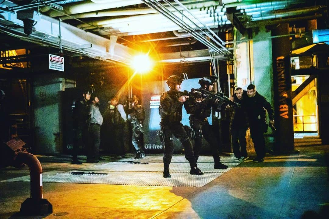 シェマー・ムーアさんのインスタグラム写真 - (シェマー・ムーアInstagram)「TWO MORE DAYS until the @swatcbs SEASON 6 FINALE!!!! Catch up on Seasons 1-5 now on @netflix 🔥🔥🔥🔥」5月18日 9時17分 - shemarfmoore