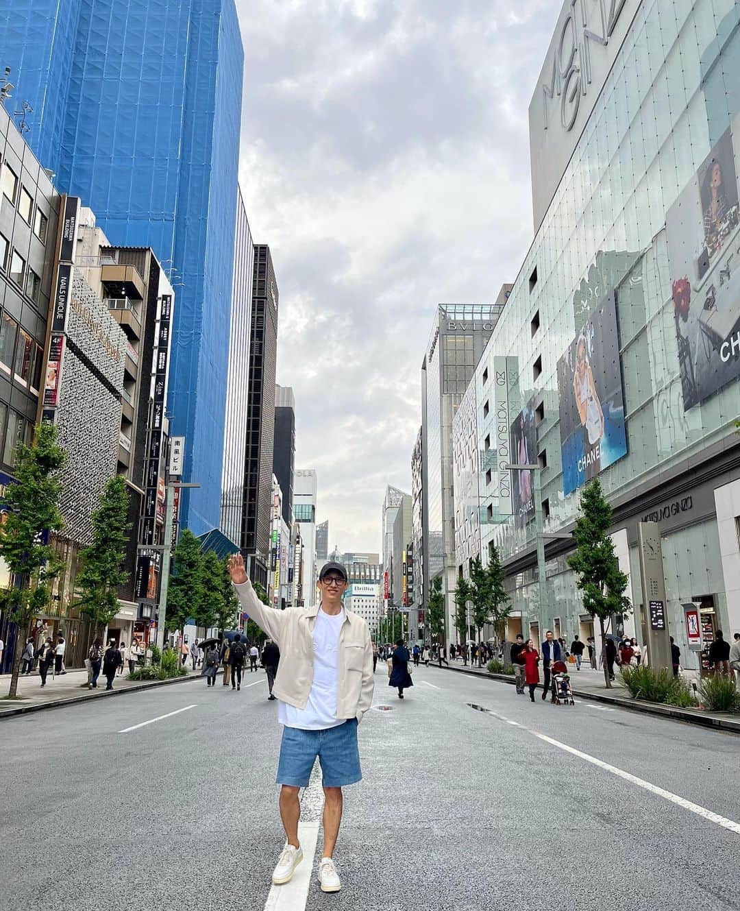 カン・ギヨンのインスタグラム：「eye shopping👀 window shopping👀」