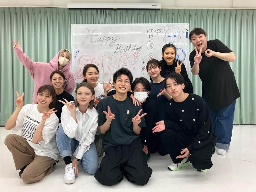 久保田磨希さんのインスタグラム写真 - (久保田磨希Instagram)「ワークショップ恒例の、 お誕生日おめでとう🎁 昨日は皆藤空良くんのお誕生日のお祝い。 一人一人からお祝いの言葉を伝えます。 私を含めて、大人からは色んな事柄を伝えられていると思うけれど、同じ立場のみんなから改めて言葉をもらう事ってなかなかないかなと思って、恒例にしています😊 2枚目の写真は、お誕生日の時期にはワークショップがお休みだったので、改めて先週やった山﨑玲奈ちゃんへのおめでとう🥰 20歳と16歳。 フレッシュ㊗️㊗️㊗️ 2人とも心が早熟だから、せめて私には甘えてくれたらいいなと思っております☺️おめでとう〜😆 #久保田磨希 #ホリプロ #ワークショップ #皆藤空良 くん #山﨑玲奈 ちゃん #渡邉大器 くん #櫻井音乃 ちゃん #寺島季咲 ちゃん #わちみなみ ちゃん #飛香まい ちゃん #村島未悠 ちゃん #澤田大樹 くん」5月18日 9時27分 - maki_kubota1973