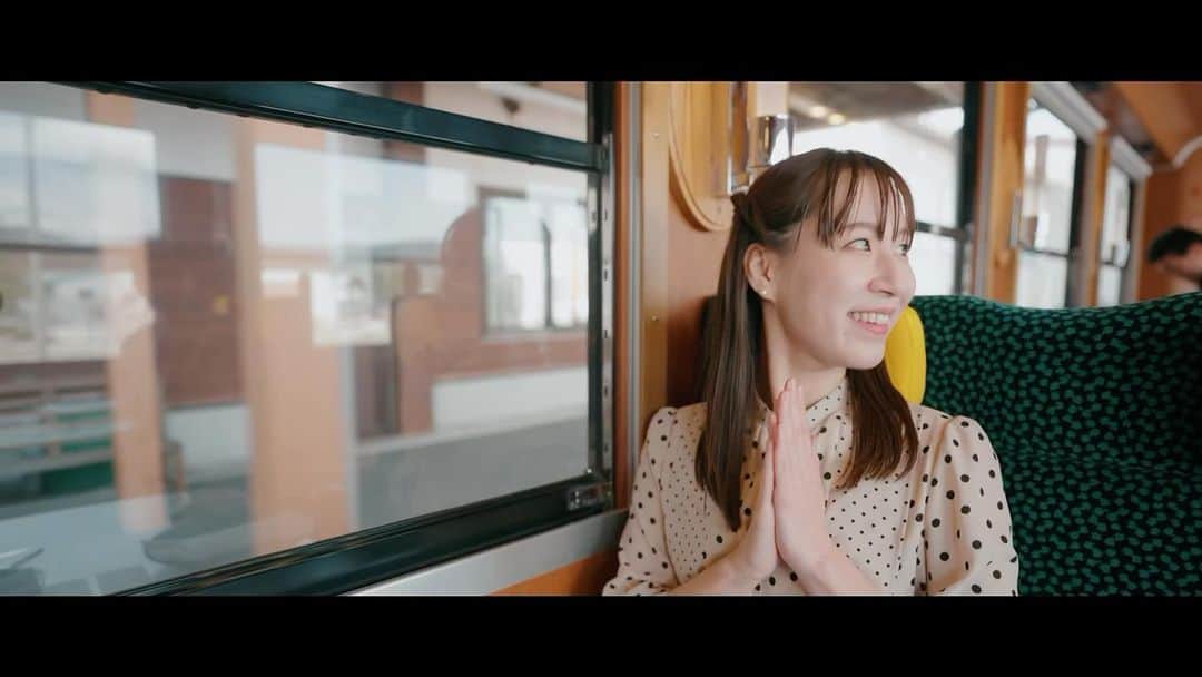 真坂はづきのインスタグラム：「由利高原鉄道「レストラン列車」のPVが公開になりました🍴🚃 絶景を見ながらの地物をふんだんに味わえるコース料理は最高！ぜひYouTubeで全編を見ていただきたいです♡  https://youtu.be/s82tt8_0Yvc  レストラン列車は月に一回運行です🍾  カメラマン @atsushi_ogawa87  お料理 @affetto1201  ヘアメイク・共演 @chari0731_there  お隣のご夫妻♡ @tenju_1830  衣装 @classy.and.marnie   #鉄道　#由利高原鉄道 #おばこ号　#レストラン #レストラン列車　#電車 #秋田　#由利本荘市　#ハーフツイン #日本酒　#天寿酒造」