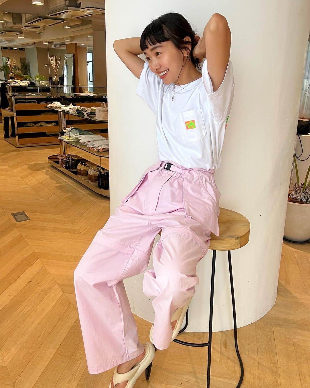 ungrid_yurieさんのインスタグラム写真 - (ungrid_yurieInstagram)「ワークテイストだけど可愛らしいベビーピンクのカラーが好き🍑 キャラTやロゴTでカジュアルにして メイク,ヘア,小物でボーイッシュになりすぎないバランスを✌🏽  パンツ,サンダル #searoomlynn  Tシャツ #uniqlo」5月18日 9時36分 - chiku_y34
