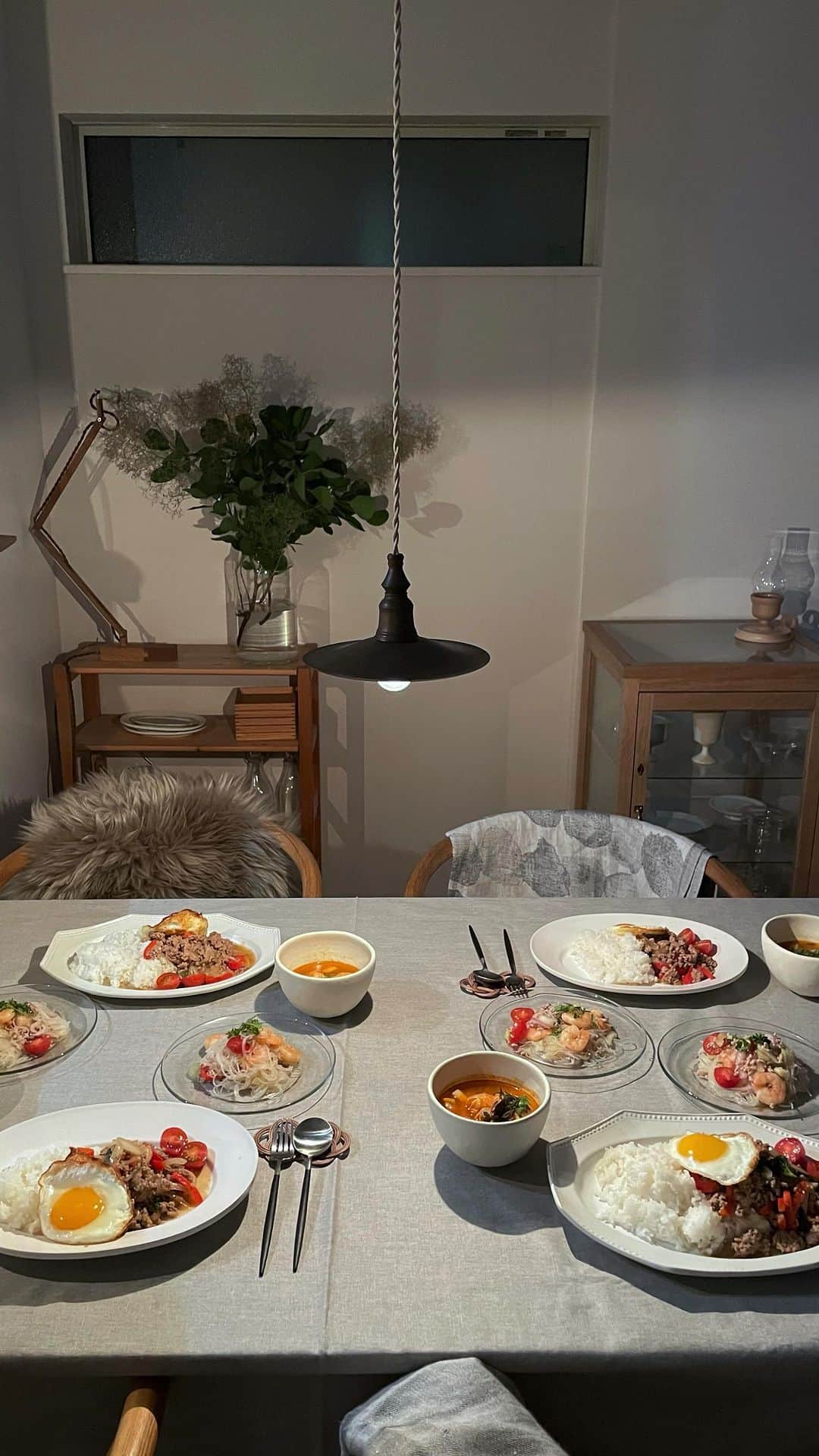 のインスタグラム：「母の日の記録  母の日は旦那さんがご飯を作ってくれました。  小さい頃は子どもたち二人も手伝って作ってくれて、大きくなったら二人で作ってくれる日がくるのかなーって楽しみにしていたけれど、子どもたちは今は日々忙しく母の日も試合や塾…作ってくれる時間もなくて…。  子どもたちは手伝ってくれなかったけれど、 毎日お母さんとしてお疲れ様 って旦那さんが作ってくれたのが嬉しかったな。  ガパオライス トムヤンクン ヤムウンセン どれもほんと美味しかったー。  子どもたちは母の日スルー😑  と、思ったら 塾から帰宅した息子が ハイ ってー！ めっちゃ感動ー🥹  娘は…スルーでしたが😒  #母の日」