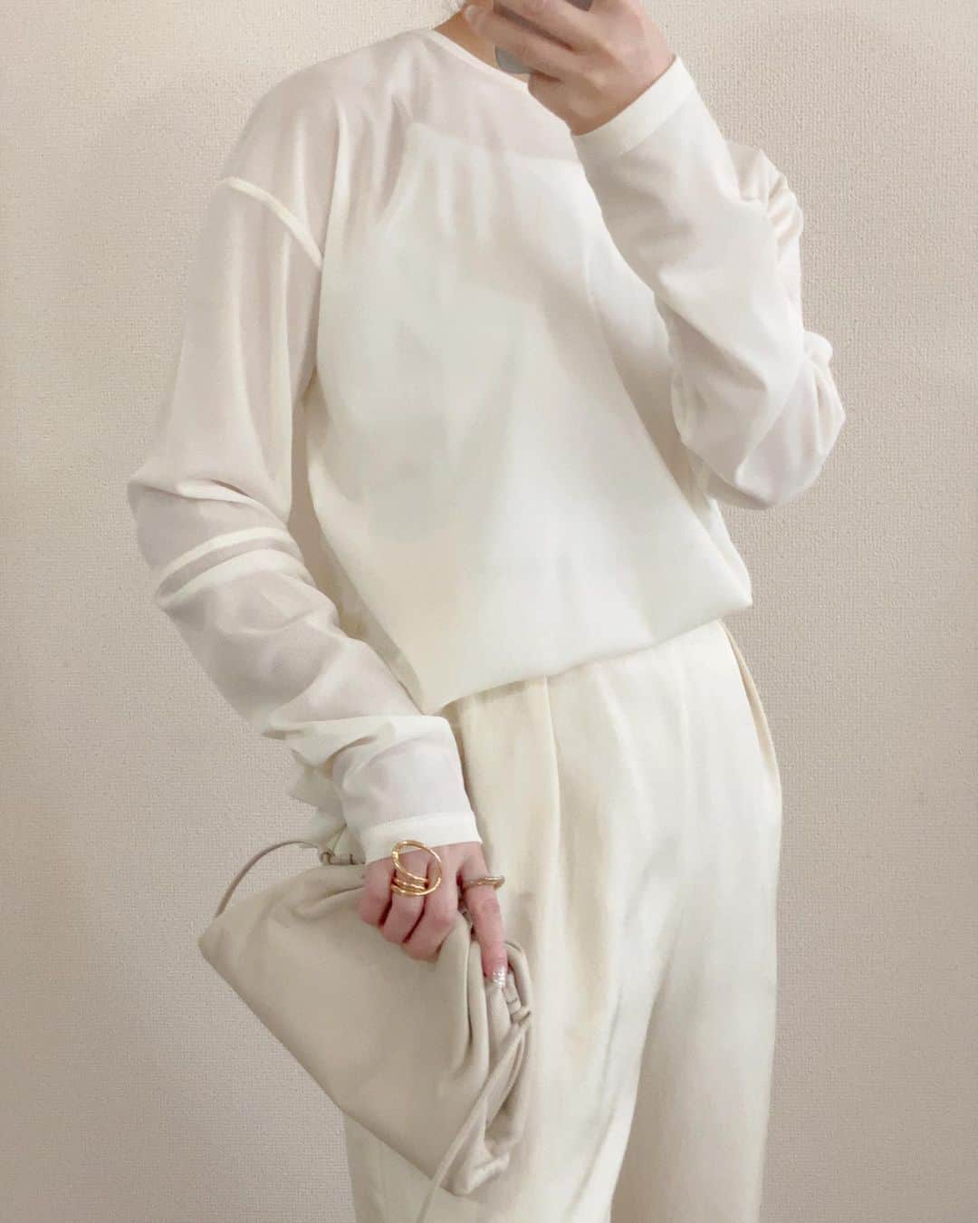 akiii031のインスタグラム：「シンプル。 素材違いでワントーン🕊️  先日発売したシアーメッシュトップス♡ 程よくゆとりのあるサイズ感でインもアウトもしやすい🫶  単調に見えないよう袖の切り替えも🫶  ゴワつき感やザラザラ感もない気持ちよい質感です🥰  tops @aulii_amomentofhappiness  pants @stunninglure  bag @newbottega  ring @charlottechesnais @seadsmara」