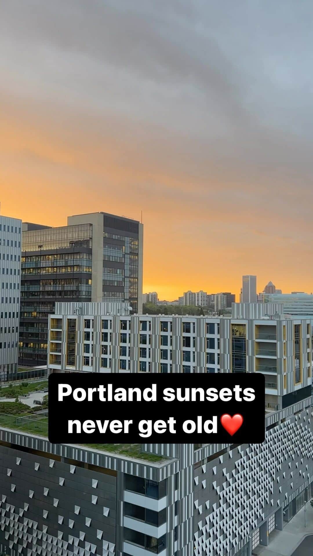 Portlandのインスタグラム：「Cheers to summer☀️🌆 #portland #portlandoregon #pnw」