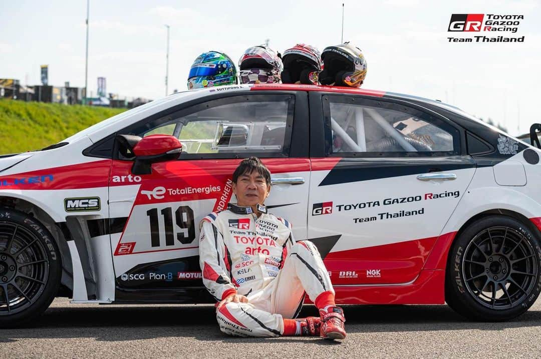 Toyota team thailandさんのインスタグラム写真 - (Toyota team thailandInstagram)「🚗🇹🇭TGRTT ปีที่ 10 ก็ยังตื่นเต้นเหมือนครั้งแรก การเดินทางครบรอบ 10 ปี กับการป้องกันแชมป์โลกสมัยที่ 4 รายการมาราธอนสุดโหด 24 ชั่วโมง 51th ADAC 24h Race Nürburgring วันที่ 18-21 พฤษภาคมนี้ Nürburgring สนามแข่งขันในตำนานตั้งอยู่ที่เมืองนูร์เบอร์ก ประเทศเยอรมนี ที่นักแข่งและทีมแข่งรถยนต์ทั่วโลกอยากจะไปสัมผัสประสบการณ์ความท้าทาย ความหฤโหดและอันตรายเป็นอันดับต้นๆ ของโลก กับความยาวสนามกว่า 25 กม. 73 โค้ง  กับการครบรอบ 10 ปี ของทีมกับการเดินทางไปลงแข่งขันในสนาม Nürburgring สร้างผลงานและชื่อเสียงมากมายให้กับประเทศ ยกระดับวงการมอเตอร์สปอร์ตไทยให้เป็นที่รู้จักในระดับโลก TGRTT จะใช้รถ TOYOTA Corolla Altis GR Sports 2 คัน หมายเลข 119 ขับโดย arto, MadCow, Man, Ton และ 120 ขับโดย Jum, Hong, Kawamura และ Glarr ที่จะลงแข่งเป็นปีแรก โดยในปีนี้จะมีทีมร่วมลงแข่งขัย 136 ทีมด้วยกัน ร่วมเป็นส่วนหนึ่งในความสำเร็จของคนไทยในวงการมอเตอร์สปอร์ตระดับโลก🇹🇭 เชียร์พวกเราได้ที่นี้ หรือ Facebook & YouTube ของ 24h. Nürburgring มีภาษาอังกฤษให้เลือกชมด้วยนะครับ 🕝 Friday 19th May 2023: 17:00 - 19:45: Top Qualifying (LIVE) + Recording of the 24h Qualifiers 🇹🇭รอบ Qualifying Race 22:00น. 🕝 Saturday 20th May 2023: From 14:45: 24h Nürburgring LIVE until Sunday, 16:40 o'clock (continuously) 🇹🇭เริ่มแข่ง 21:00น.」5月18日 9時52分 - toyotagazooracingteamthailand