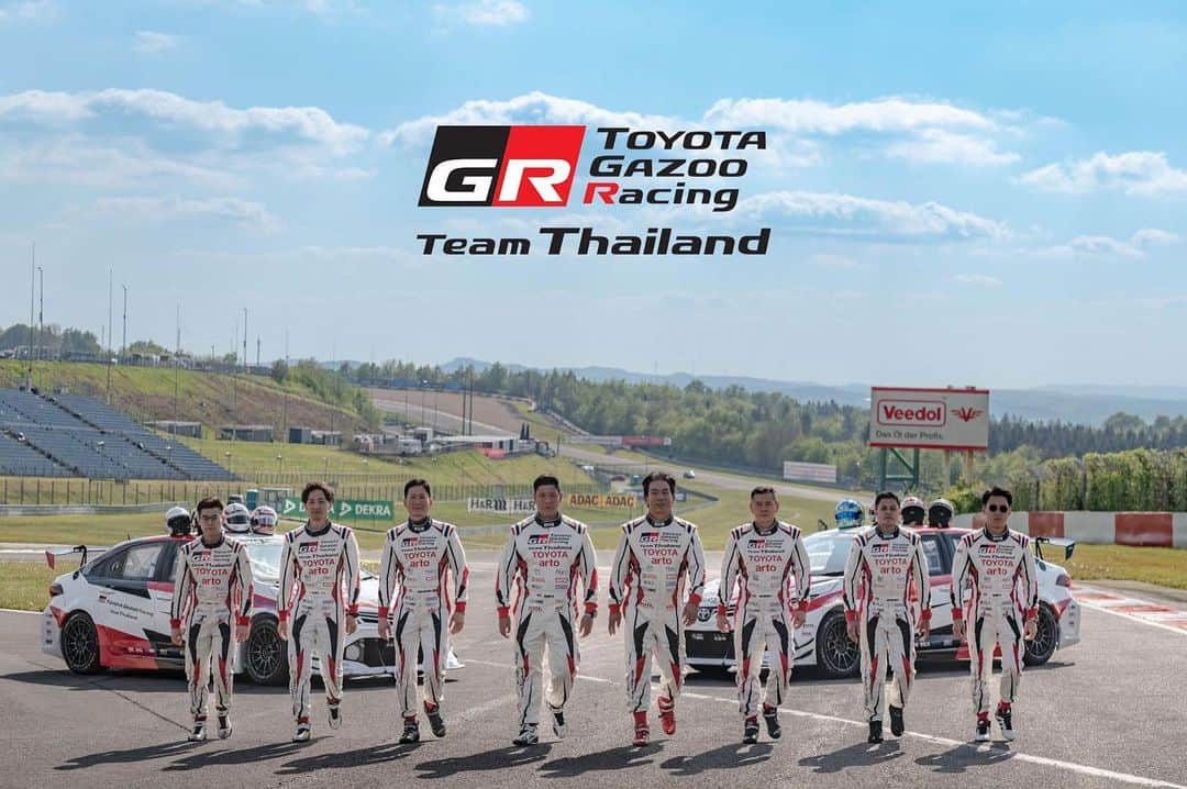 Toyota team thailandさんのインスタグラム写真 - (Toyota team thailandInstagram)「🚗🇹🇭TGRTT ปีที่ 10 ก็ยังตื่นเต้นเหมือนครั้งแรก การเดินทางครบรอบ 10 ปี กับการป้องกันแชมป์โลกสมัยที่ 4 รายการมาราธอนสุดโหด 24 ชั่วโมง 51th ADAC 24h Race Nürburgring วันที่ 18-21 พฤษภาคมนี้ Nürburgring สนามแข่งขันในตำนานตั้งอยู่ที่เมืองนูร์เบอร์ก ประเทศเยอรมนี ที่นักแข่งและทีมแข่งรถยนต์ทั่วโลกอยากจะไปสัมผัสประสบการณ์ความท้าทาย ความหฤโหดและอันตรายเป็นอันดับต้นๆ ของโลก กับความยาวสนามกว่า 25 กม. 73 โค้ง  กับการครบรอบ 10 ปี ของทีมกับการเดินทางไปลงแข่งขันในสนาม Nürburgring สร้างผลงานและชื่อเสียงมากมายให้กับประเทศ ยกระดับวงการมอเตอร์สปอร์ตไทยให้เป็นที่รู้จักในระดับโลก TGRTT จะใช้รถ TOYOTA Corolla Altis GR Sports 2 คัน หมายเลข 119 ขับโดย arto, MadCow, Man, Ton และ 120 ขับโดย Jum, Hong, Kawamura และ Glarr ที่จะลงแข่งเป็นปีแรก โดยในปีนี้จะมีทีมร่วมลงแข่งขัย 136 ทีมด้วยกัน ร่วมเป็นส่วนหนึ่งในความสำเร็จของคนไทยในวงการมอเตอร์สปอร์ตระดับโลก🇹🇭 เชียร์พวกเราได้ที่นี้ หรือ Facebook & YouTube ของ 24h. Nürburgring มีภาษาอังกฤษให้เลือกชมด้วยนะครับ 🕝 Friday 19th May 2023: 17:00 - 19:45: Top Qualifying (LIVE) + Recording of the 24h Qualifiers 🇹🇭รอบ Qualifying Race 22:00น. 🕝 Saturday 20th May 2023: From 14:45: 24h Nürburgring LIVE until Sunday, 16:40 o'clock (continuously) 🇹🇭เริ่มแข่ง 21:00น.」5月18日 9時52分 - toyotagazooracingteamthailand