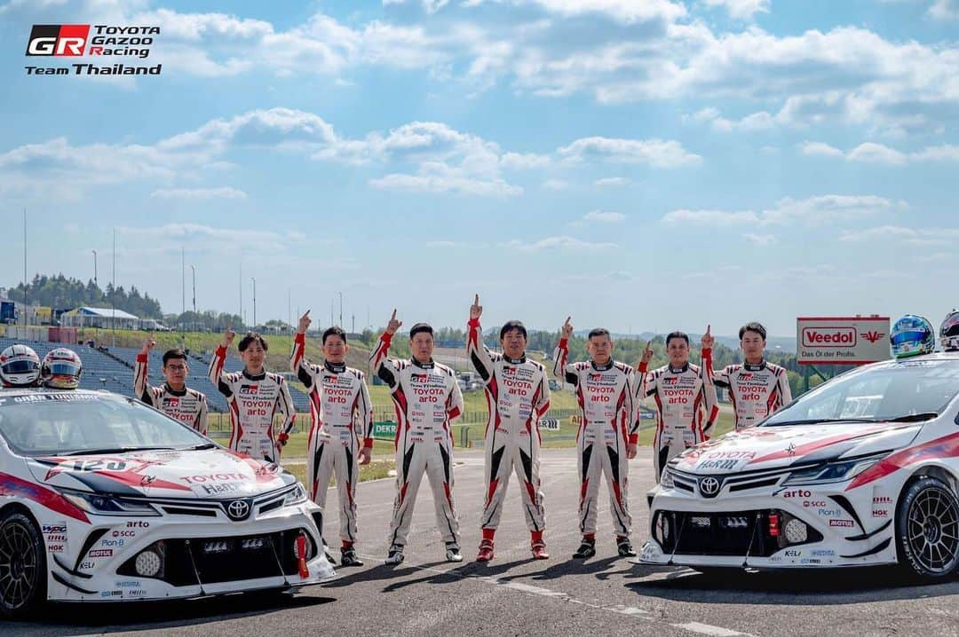 Toyota team thailandさんのインスタグラム写真 - (Toyota team thailandInstagram)「🚗🇹🇭TGRTT ปีที่ 10 ก็ยังตื่นเต้นเหมือนครั้งแรก การเดินทางครบรอบ 10 ปี กับการป้องกันแชมป์โลกสมัยที่ 4 รายการมาราธอนสุดโหด 24 ชั่วโมง 51th ADAC 24h Race Nürburgring วันที่ 18-21 พฤษภาคมนี้ Nürburgring สนามแข่งขันในตำนานตั้งอยู่ที่เมืองนูร์เบอร์ก ประเทศเยอรมนี ที่นักแข่งและทีมแข่งรถยนต์ทั่วโลกอยากจะไปสัมผัสประสบการณ์ความท้าทาย ความหฤโหดและอันตรายเป็นอันดับต้นๆ ของโลก กับความยาวสนามกว่า 25 กม. 73 โค้ง  กับการครบรอบ 10 ปี ของทีมกับการเดินทางไปลงแข่งขันในสนาม Nürburgring สร้างผลงานและชื่อเสียงมากมายให้กับประเทศ ยกระดับวงการมอเตอร์สปอร์ตไทยให้เป็นที่รู้จักในระดับโลก TGRTT จะใช้รถ TOYOTA Corolla Altis GR Sports 2 คัน หมายเลข 119 ขับโดย arto, MadCow, Man, Ton และ 120 ขับโดย Jum, Hong, Kawamura และ Glarr ที่จะลงแข่งเป็นปีแรก โดยในปีนี้จะมีทีมร่วมลงแข่งขัย 136 ทีมด้วยกัน ร่วมเป็นส่วนหนึ่งในความสำเร็จของคนไทยในวงการมอเตอร์สปอร์ตระดับโลก🇹🇭 เชียร์พวกเราได้ที่นี้ หรือ Facebook & YouTube ของ 24h. Nürburgring มีภาษาอังกฤษให้เลือกชมด้วยนะครับ 🕝 Friday 19th May 2023: 17:00 - 19:45: Top Qualifying (LIVE) + Recording of the 24h Qualifiers 🇹🇭รอบ Qualifying Race 22:00น. 🕝 Saturday 20th May 2023: From 14:45: 24h Nürburgring LIVE until Sunday, 16:40 o'clock (continuously) 🇹🇭เริ่มแข่ง 21:00น.」5月18日 9時52分 - toyotagazooracingteamthailand