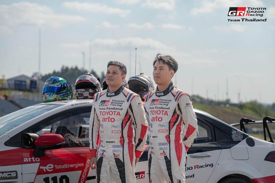 Toyota team thailandさんのインスタグラム写真 - (Toyota team thailandInstagram)「🚗🇹🇭TGRTT ปีที่ 10 ก็ยังตื่นเต้นเหมือนครั้งแรก การเดินทางครบรอบ 10 ปี กับการป้องกันแชมป์โลกสมัยที่ 4 รายการมาราธอนสุดโหด 24 ชั่วโมง 51th ADAC 24h Race Nürburgring วันที่ 18-21 พฤษภาคมนี้ Nürburgring สนามแข่งขันในตำนานตั้งอยู่ที่เมืองนูร์เบอร์ก ประเทศเยอรมนี ที่นักแข่งและทีมแข่งรถยนต์ทั่วโลกอยากจะไปสัมผัสประสบการณ์ความท้าทาย ความหฤโหดและอันตรายเป็นอันดับต้นๆ ของโลก กับความยาวสนามกว่า 25 กม. 73 โค้ง  กับการครบรอบ 10 ปี ของทีมกับการเดินทางไปลงแข่งขันในสนาม Nürburgring สร้างผลงานและชื่อเสียงมากมายให้กับประเทศ ยกระดับวงการมอเตอร์สปอร์ตไทยให้เป็นที่รู้จักในระดับโลก TGRTT จะใช้รถ TOYOTA Corolla Altis GR Sports 2 คัน หมายเลข 119 ขับโดย arto, MadCow, Man, Ton และ 120 ขับโดย Jum, Hong, Kawamura และ Glarr ที่จะลงแข่งเป็นปีแรก โดยในปีนี้จะมีทีมร่วมลงแข่งขัย 136 ทีมด้วยกัน ร่วมเป็นส่วนหนึ่งในความสำเร็จของคนไทยในวงการมอเตอร์สปอร์ตระดับโลก🇹🇭 เชียร์พวกเราได้ที่นี้ หรือ Facebook & YouTube ของ 24h. Nürburgring มีภาษาอังกฤษให้เลือกชมด้วยนะครับ 🕝 Friday 19th May 2023: 17:00 - 19:45: Top Qualifying (LIVE) + Recording of the 24h Qualifiers 🇹🇭รอบ Qualifying Race 22:00น. 🕝 Saturday 20th May 2023: From 14:45: 24h Nürburgring LIVE until Sunday, 16:40 o'clock (continuously) 🇹🇭เริ่มแข่ง 21:00น.」5月18日 9時52分 - toyotagazooracingteamthailand