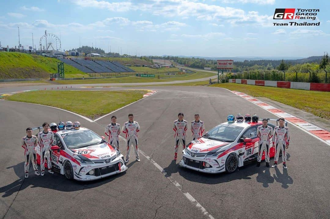 Toyota team thailandさんのインスタグラム写真 - (Toyota team thailandInstagram)「🚗🇹🇭TGRTT ปีที่ 10 ก็ยังตื่นเต้นเหมือนครั้งแรก การเดินทางครบรอบ 10 ปี กับการป้องกันแชมป์โลกสมัยที่ 4 รายการมาราธอนสุดโหด 24 ชั่วโมง 51th ADAC 24h Race Nürburgring วันที่ 18-21 พฤษภาคมนี้ Nürburgring สนามแข่งขันในตำนานตั้งอยู่ที่เมืองนูร์เบอร์ก ประเทศเยอรมนี ที่นักแข่งและทีมแข่งรถยนต์ทั่วโลกอยากจะไปสัมผัสประสบการณ์ความท้าทาย ความหฤโหดและอันตรายเป็นอันดับต้นๆ ของโลก กับความยาวสนามกว่า 25 กม. 73 โค้ง  กับการครบรอบ 10 ปี ของทีมกับการเดินทางไปลงแข่งขันในสนาม Nürburgring สร้างผลงานและชื่อเสียงมากมายให้กับประเทศ ยกระดับวงการมอเตอร์สปอร์ตไทยให้เป็นที่รู้จักในระดับโลก TGRTT จะใช้รถ TOYOTA Corolla Altis GR Sports 2 คัน หมายเลข 119 ขับโดย arto, MadCow, Man, Ton และ 120 ขับโดย Jum, Hong, Kawamura และ Glarr ที่จะลงแข่งเป็นปีแรก โดยในปีนี้จะมีทีมร่วมลงแข่งขัย 136 ทีมด้วยกัน ร่วมเป็นส่วนหนึ่งในความสำเร็จของคนไทยในวงการมอเตอร์สปอร์ตระดับโลก🇹🇭 เชียร์พวกเราได้ที่นี้ หรือ Facebook & YouTube ของ 24h. Nürburgring มีภาษาอังกฤษให้เลือกชมด้วยนะครับ 🕝 Friday 19th May 2023: 17:00 - 19:45: Top Qualifying (LIVE) + Recording of the 24h Qualifiers 🇹🇭รอบ Qualifying Race 22:00น. 🕝 Saturday 20th May 2023: From 14:45: 24h Nürburgring LIVE until Sunday, 16:40 o'clock (continuously) 🇹🇭เริ่มแข่ง 21:00น.」5月18日 9時52分 - toyotagazooracingteamthailand