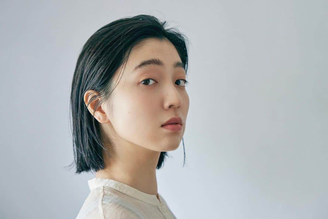 小谷実由のインスタグラム：「角田さんが撮影の合間に撮ってくれた🦭つい左側の顔をよく見せてしまう癖があり、右側の顔に対して不慣れだったんですが最近少し克服している(そんなことあるのかよと書いてて自分でも思ってるけどそんなこともある)前髪が伸びたからというのもありそうだし、きっと年齢を重ねていくと微妙に顔も変わるのかなぁとしみじみ考えています😶💭 素敵なヘアメイクは草場さん🫶」