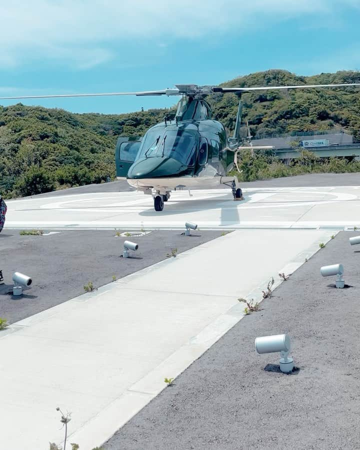 平山美香のインスタグラム：「2023 GW後半 ヘリ🚁でアート見に直島へ 草間弥生のカボチャなど現代アートが沢山ありましたが、私は地中美術館に飾られてあった美し過ぎるモネの原画にシビれました✨ 息子達はどこへ行っても結果POKEMONでしたが😹 念願のヘリ🚁トリップ嬉しかったね❤️  からの新学期が始まり新生活の疲れを癒しに、有馬離宮へ　 ♨️ うだうだお部屋呑み心地よかった🍻  そしてGW中でしたが急遽主人が出張になり同行することに❤️息子達久々に新幹線にも乗れて大喜び🚅 生憎の雨天でしたが、PayPayスタジアムが解放されていて、baseball player気分味わい、私は地元に戻られたポーセラーツの先生と思ったより早く再会できて❤️ 美味し過ぎる食事に舌鼓をうち、充実したGWを過ごしました👍  #GW #後半 #直島 #ヘリコプター #有馬離宮 #新幹線」