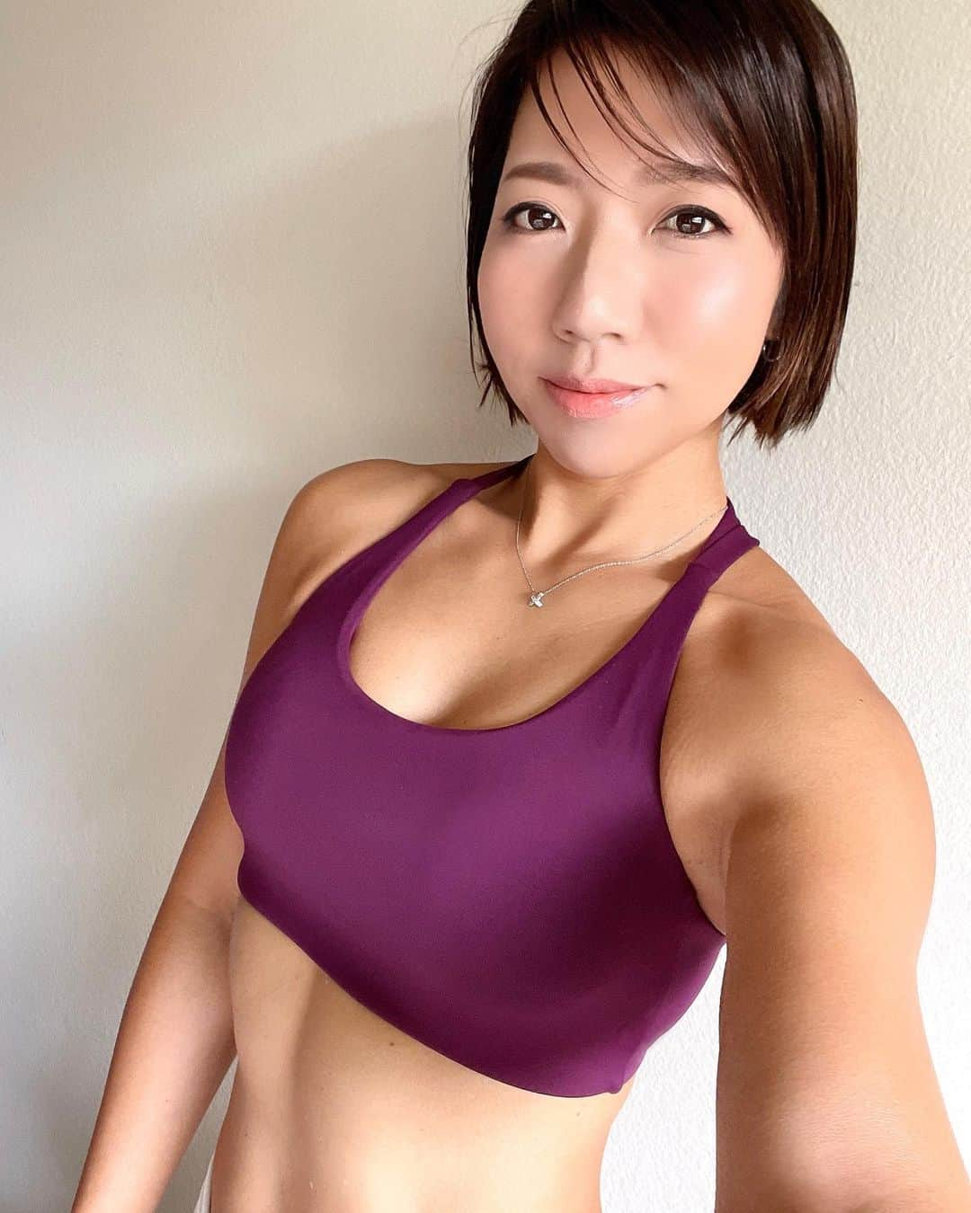 YukoKtymyさんのインスタグラム写真 - (YukoKtymyInstagram)「【40代からのボディメイクD-635】  成功すれば成果が出るし 失敗すれば経験値が増える。 大切なのは日々、 手ごたえを感じているかということ✨  Pic1&2 新しいウェア。 映える背中作り✨  Pic3 今日の筋トレ: アッパーボディ 懸垂に必要な筋力アップを目指して頑張りました🔥  Pic4-8 懸垂チャレンジ 今日は素手でパラレルからの順手。 最後の方は力任せであげちゃってるけど、 パラレル8回！ 回数が伸びているのはいいモチベになる✨ パワグリを使ったせいで、広背筋のみで上げる感覚が 少し身についてきたのかな😊 ネガティブオンリーのボーナスタイムも しっかりじっくり効かせていこう😉💪🌈  🌈Today’s Workout🌈 朝有酸素ステッパー30分 懸垂トレ アッパーボディ30分 パンチラッシュ50分(夜)  #美ボディメイク  #ボディメイク  #ボディメイク女子  #フィットネス  #美尻 #腹筋女子  #筋トレ女子  #美脚女子  #プランク #チームバーピー #懸垂女子  #懸垂できるようになりたい  #筋トレダイエット #筋トレママ  #筋トレ仲間と繋がりたい  #40代筋トレ  #40代ダイエット  #40代筋トレ女子  #40代からのボディメイク  #アラフォーダイエット  #アラフォーボディメイク  #アラフィフボディメイク  #トレーニング女子  #宅トレ  #肩トレ女子  #フィットネス女子  #bodymake  #自分らしく綺麗になる  #アンチエイジング  #自分磨き」5月18日 15時48分 - yuko1022