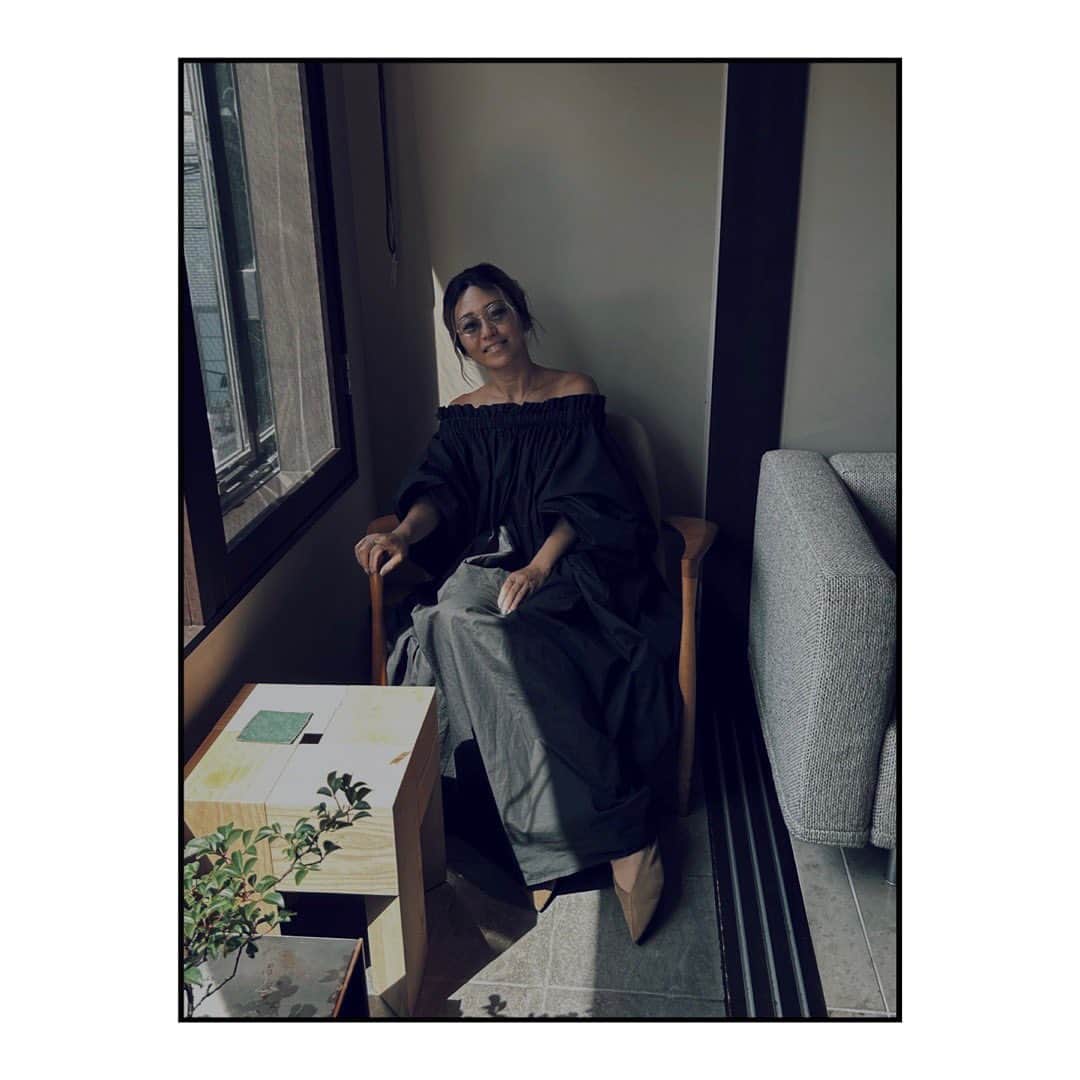 藤田敦子のインスタグラム：「ㅤ 昨日も着ていて褒めていただけた @meisme_design ×Atsuko Fujita Cotton gathered puff dress ですが、明日から @sunsetpark_club にて手に取ってご覧いただき オーダーできるPOP UPを開催します。 ㅤ それに伴い @aki_nine と相談して 本当にこれが最後！ のオンラインオーダーも取ろうか、という話に👏  着て出歩くたびお褒めの言葉をいただき 「買えませんか？😭」と言ってくださる方もいたので オンラインも開けよう、となりました🙏 これが最後です👍  丈出し、丈詰めサービスについては オンラインですとやはり長さの確認が難しいため 万が一ご希望に添えなかった場合 お互いに悲しい思いをするため お受けすることは難しく、 SUNSET PARK CLUBでご購入の方のみ対応いたします。 何卒ご理解いただければ幸いです。  来てくださる方には、3枚目のように ライフスタイルや着たい着方に合う 長さのご提案をさせていただくのでお楽しみに✨ 写真は @etsu_yo_ の丈詰めしてるところ👍  5/19.20に関しては、私のプロフィールリンクに 申し込みのURLがございますので ご参加希望の方はそちらよりお申し込みください🙏  5/19（Fri） 14:00〜21:00 スナック夕陽の時間18:00〜は お席代3,500円がかかります。 が、めちゃくちゃ楽しいと思います。笑 よかったら遊びにいらしてください。  5/20（Sat） 14:00〜19:00  5/21（Sun） 13:00〜21:00 イベントAURAに出店いたします。 エントランスフィー¥3,000がかかります。 お申し込みの方は、SUNSET PARK CLUBの ハイライトにあるURLより チケットをご購入くださいませ。」