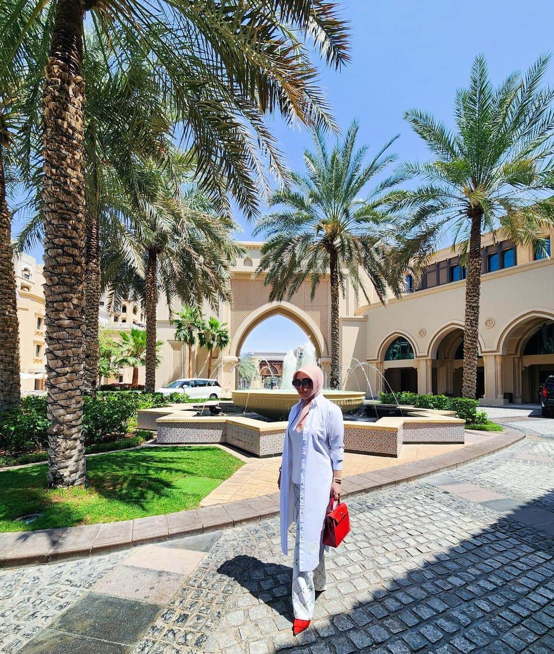 Syahriniさんのインスタグラム写真 - (SyahriniInstagram)「•  ~ Habibi ~  ______________________ ~𝓢𝓨𝓡~ _____________________  #PrincesSyahrini #Dubai_May2023」5月18日 15時42分 - princessyahrini