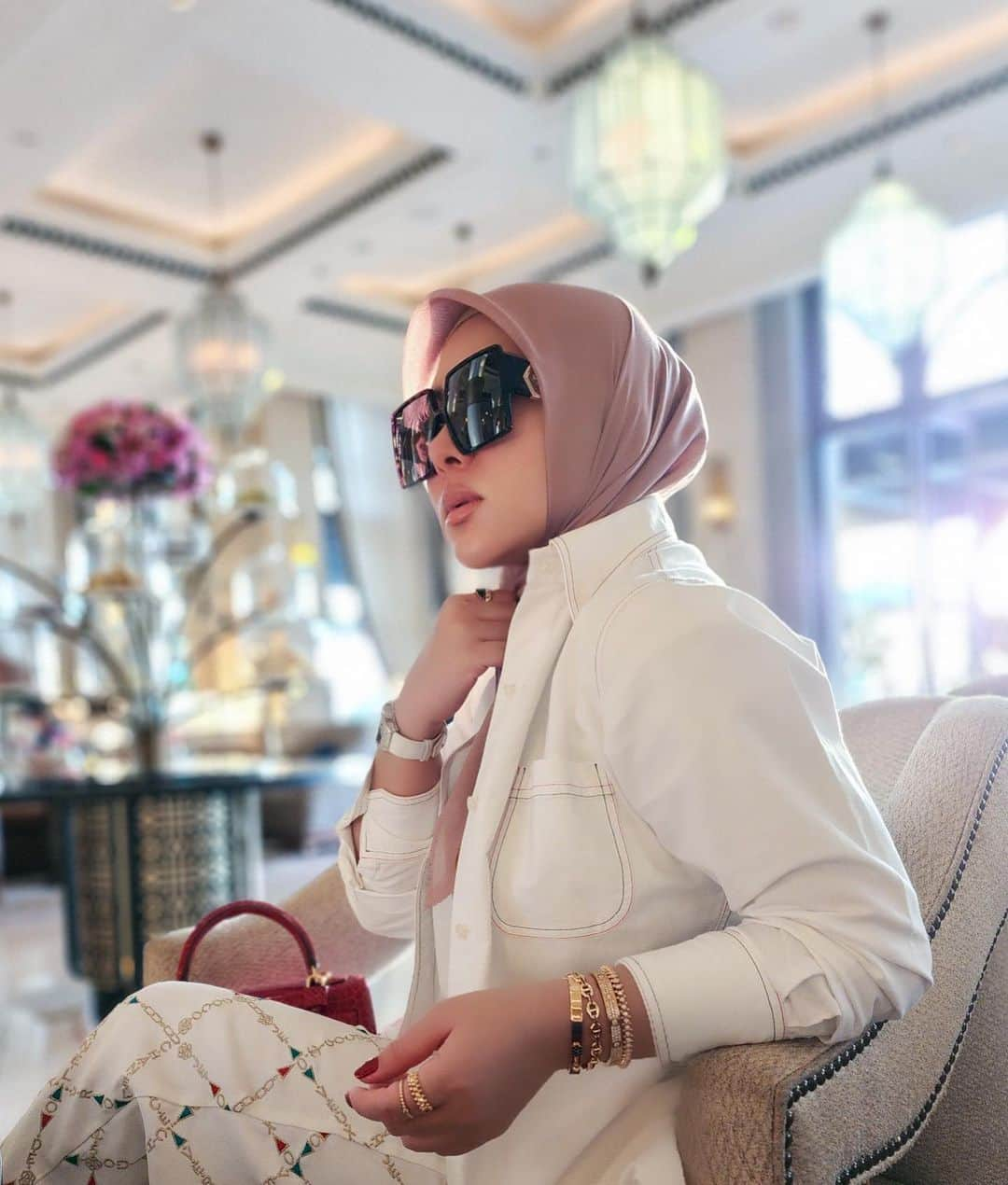 Syahriniさんのインスタグラム写真 - (SyahriniInstagram)「•  ~ Habibi ~  ______________________ ~𝓢𝓨𝓡~ _____________________  #PrincesSyahrini #Dubai_May2023」5月18日 15時42分 - princessyahrini