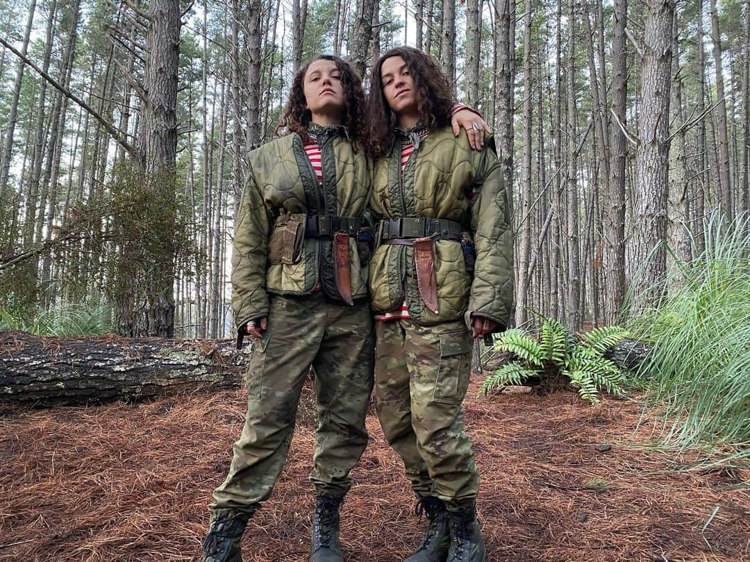 ステファニア・ラビー・オーウェンのインスタグラム：「Bear isn’t just me… 👯 cheers to my stunt double Elodie - she is a bad ass.」