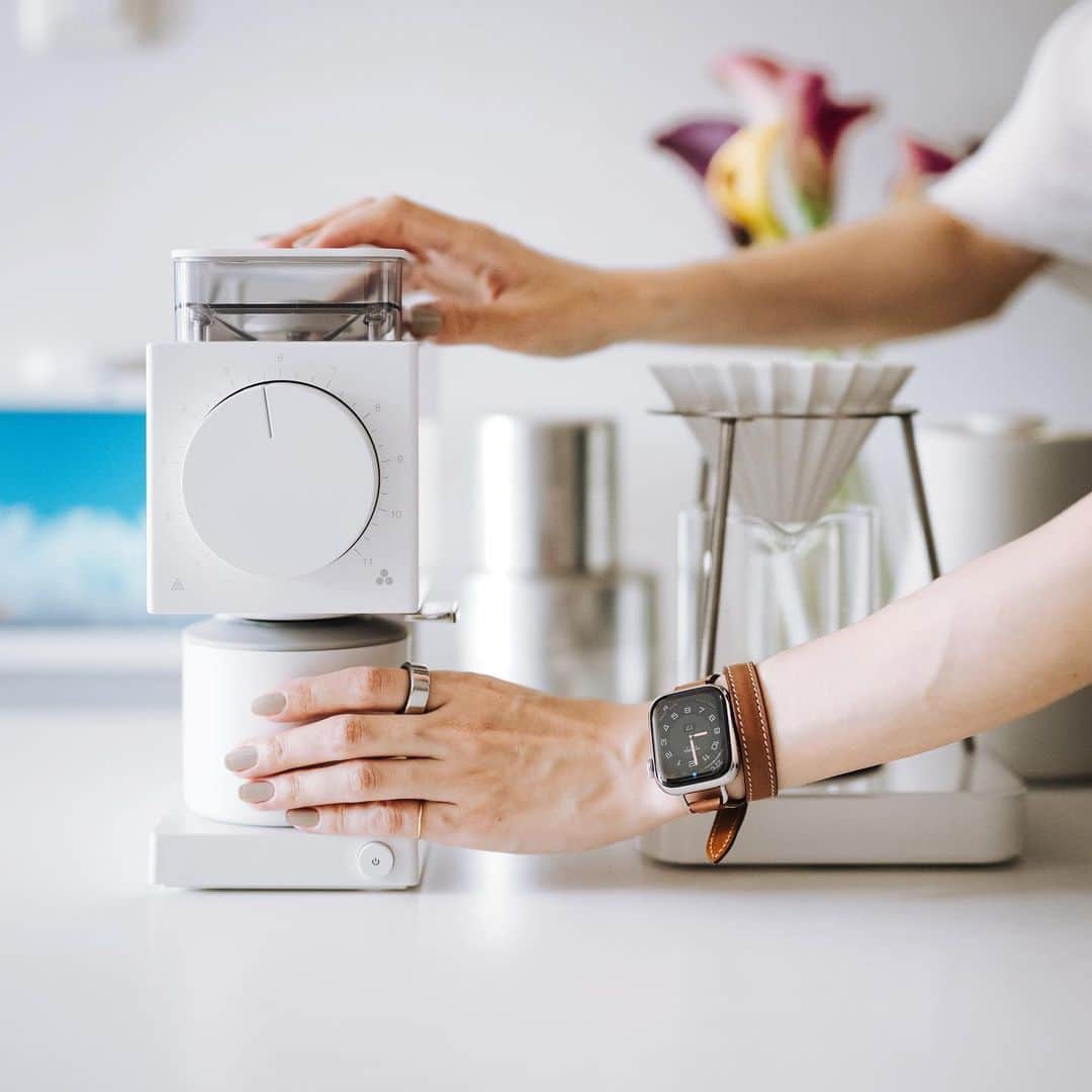 市川渚のインスタグラム：「我が家にやってきた新しいコーヒー道具、FELLOW @fellowproducts のODE Brew Grinder Gen2☕   FELLOWは2年ほど前にStagg EKGケトルというコーヒーをドリップする専用のケトルを購入してから愛用している。  コーヒー道具は少し前にひととおり揃ったなと思ってたのだけれど、今回はじめて電動グラインダーを使ってみたら、挽いた豆の粒揃いな感じも、淹れたコーヒーの味も違っておどろいた。こんなに違うものかと。  電動グラインダーは興味あったけれど、場所取りそう、うるさそう、そして粉がいろんなとこに散りそうなイメージがあったのだが、このODEはGen2から静電気除去機能が付いたらしく、本当に散らない。白いボディを綺麗に使い続けられるのは本当に嬉しい。本体サイズも思ったより大きくないし、もちろんある程度音はするけれど、Apple Watchで測ってみたら70dB台後半って感じでした。世の中の電動グラインダーは80-90dBのものが多いようなので、静かと言えるのではないかと。  100gまで挽けるとのことなので、これからの季節用意する機会が増えるコールドブリューを作るのにも便利そう。これまで3,4回に分けて挽いてたから😂  ハンドミルで豆の個性を手と音で感じながら淹れるのも良いのだけれど、電動グラインダーの快適さを覚えてしまうと戻れなくなるなあ。これまで使ってたTIMEMOREのミルは野点コーヒー用になりそうである。  というわけで、FELLOW Ode Brew Grinder、Kigu @kigu.coffee さんのウェブサイトで来週5/26から発売開始だそうです。普段浅煎りのコーヒーを飲む人に特におすすめ。黒もあるぜよ。  実際に使ってみた様子は動画にしてみてるので気になった方はチェックしてみてくださいなー ▶ https://youtu.be/Wu_wOR_n4II」
