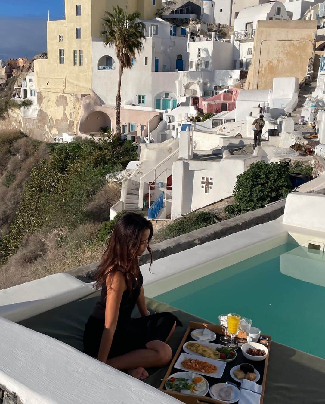 吉井香奈恵のインスタグラム：「Good morning!! もう懐かしいサントリーニ💙🤍  ここで朝ごはん食べるのほんとに非現実だった🍽  お部屋も可愛すぎた🥹🤍💙🤍💙  #サントリーニ島  #ギリシャ #santorini」