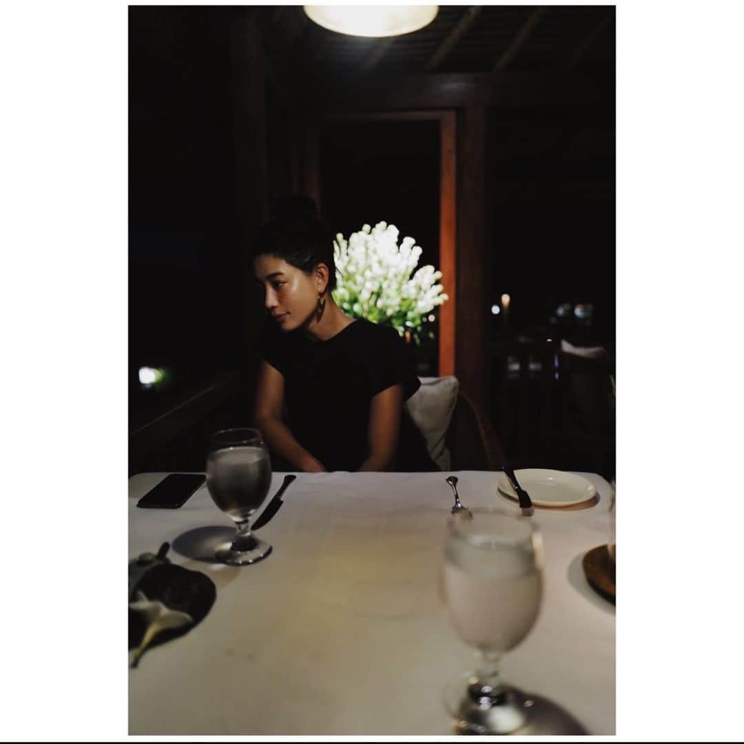JUNNAさんのインスタグラム写真 - (JUNNAInstagram)「本日発売の #ETREサテンマキシワンピース  先行受注でご予約いただいた皆さまには 発売よりひと足早くお届けがスタートしております☺️💛  こちらのマキシ丈ワンピース、丈に関するご質問をたくさんいただいておりますので発売前に丈のわかる動画をUPします。  丈にお悩みの方のご参考になれば...🙏  私は156cmですので、ヒール無しの場合、Sサイズがベスト丈です。ただドレスアップ用途でヒール合わせがマストの条件で考えるとMを着たくなります。 同じお洋服でも丈ひとつで雰囲気、イメージはぐっと変わるもの。  どんな風にお召しになるかで選ぶのも1つの考え方として良いかな？と思います。  2.3.4枚目 ⭐︎156cm Sサイズ着用フラットシューズver.  5枚目　 ⭐︎156cm Mサイズ着用ヒールver.  10枚目 ⭐︎156cm Mサイズ着用フラットシューズver.  #etretokyo#156cm#Sサイズ」5月18日 10時34分 - junna