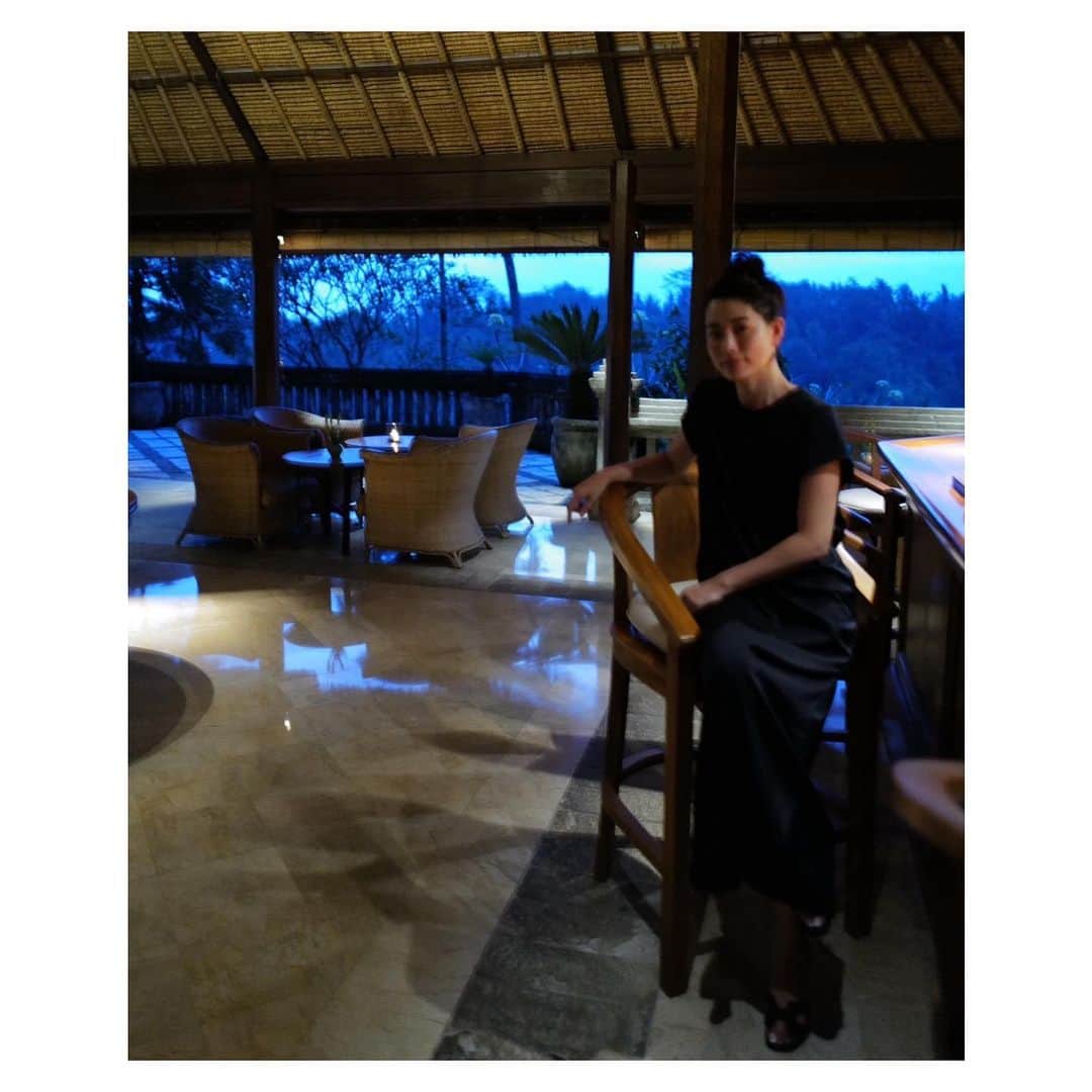 JUNNAさんのインスタグラム写真 - (JUNNAInstagram)「本日発売の #ETREサテンマキシワンピース  先行受注でご予約いただいた皆さまには 発売よりひと足早くお届けがスタートしております☺️💛  こちらのマキシ丈ワンピース、丈に関するご質問をたくさんいただいておりますので発売前に丈のわかる動画をUPします。  丈にお悩みの方のご参考になれば...🙏  私は156cmですので、ヒール無しの場合、Sサイズがベスト丈です。ただドレスアップ用途でヒール合わせがマストの条件で考えるとMを着たくなります。 同じお洋服でも丈ひとつで雰囲気、イメージはぐっと変わるもの。  どんな風にお召しになるかで選ぶのも1つの考え方として良いかな？と思います。  2.3.4枚目 ⭐︎156cm Sサイズ着用フラットシューズver.  5枚目　 ⭐︎156cm Mサイズ着用ヒールver.  10枚目 ⭐︎156cm Mサイズ着用フラットシューズver.  #etretokyo#156cm#Sサイズ」5月18日 10時34分 - junna