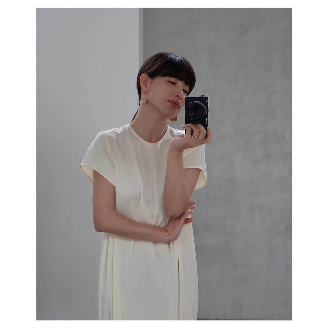 JUNNAさんのインスタグラム写真 - (JUNNAInstagram)「本日発売の #ETREサテンマキシワンピース  先行受注でご予約いただいた皆さまには 発売よりひと足早くお届けがスタートしております☺️💛  こちらのマキシ丈ワンピース、丈に関するご質問をたくさんいただいておりますので発売前に丈のわかる動画をUPします。  丈にお悩みの方のご参考になれば...🙏  私は156cmですので、ヒール無しの場合、Sサイズがベスト丈です。ただドレスアップ用途でヒール合わせがマストの条件で考えるとMを着たくなります。 同じお洋服でも丈ひとつで雰囲気、イメージはぐっと変わるもの。  どんな風にお召しになるかで選ぶのも1つの考え方として良いかな？と思います。  2.3.4枚目 ⭐︎156cm Sサイズ着用フラットシューズver.  5枚目　 ⭐︎156cm Mサイズ着用ヒールver.  10枚目 ⭐︎156cm Mサイズ着用フラットシューズver.  #etretokyo#156cm#Sサイズ」5月18日 10時34分 - junna
