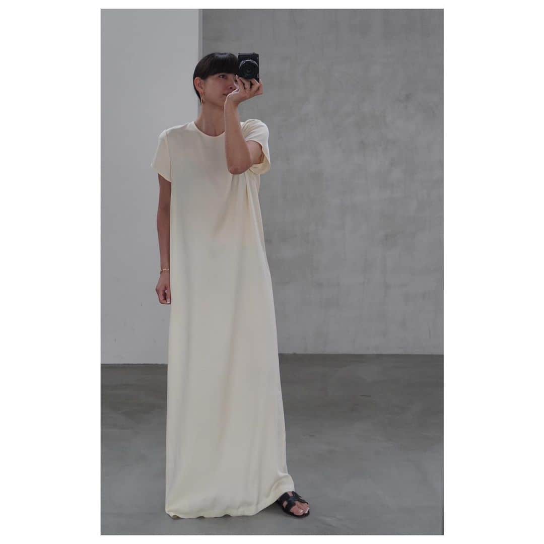 JUNNAさんのインスタグラム写真 - (JUNNAInstagram)「本日発売の #ETREサテンマキシワンピース  先行受注でご予約いただいた皆さまには 発売よりひと足早くお届けがスタートしております☺️💛  こちらのマキシ丈ワンピース、丈に関するご質問をたくさんいただいておりますので発売前に丈のわかる動画をUPします。  丈にお悩みの方のご参考になれば...🙏  私は156cmですので、ヒール無しの場合、Sサイズがベスト丈です。ただドレスアップ用途でヒール合わせがマストの条件で考えるとMを着たくなります。 同じお洋服でも丈ひとつで雰囲気、イメージはぐっと変わるもの。  どんな風にお召しになるかで選ぶのも1つの考え方として良いかな？と思います。  2.3.4枚目 ⭐︎156cm Sサイズ着用フラットシューズver.  5枚目　 ⭐︎156cm Mサイズ着用ヒールver.  10枚目 ⭐︎156cm Mサイズ着用フラットシューズver.  #etretokyo#156cm#Sサイズ」5月18日 10時34分 - junna