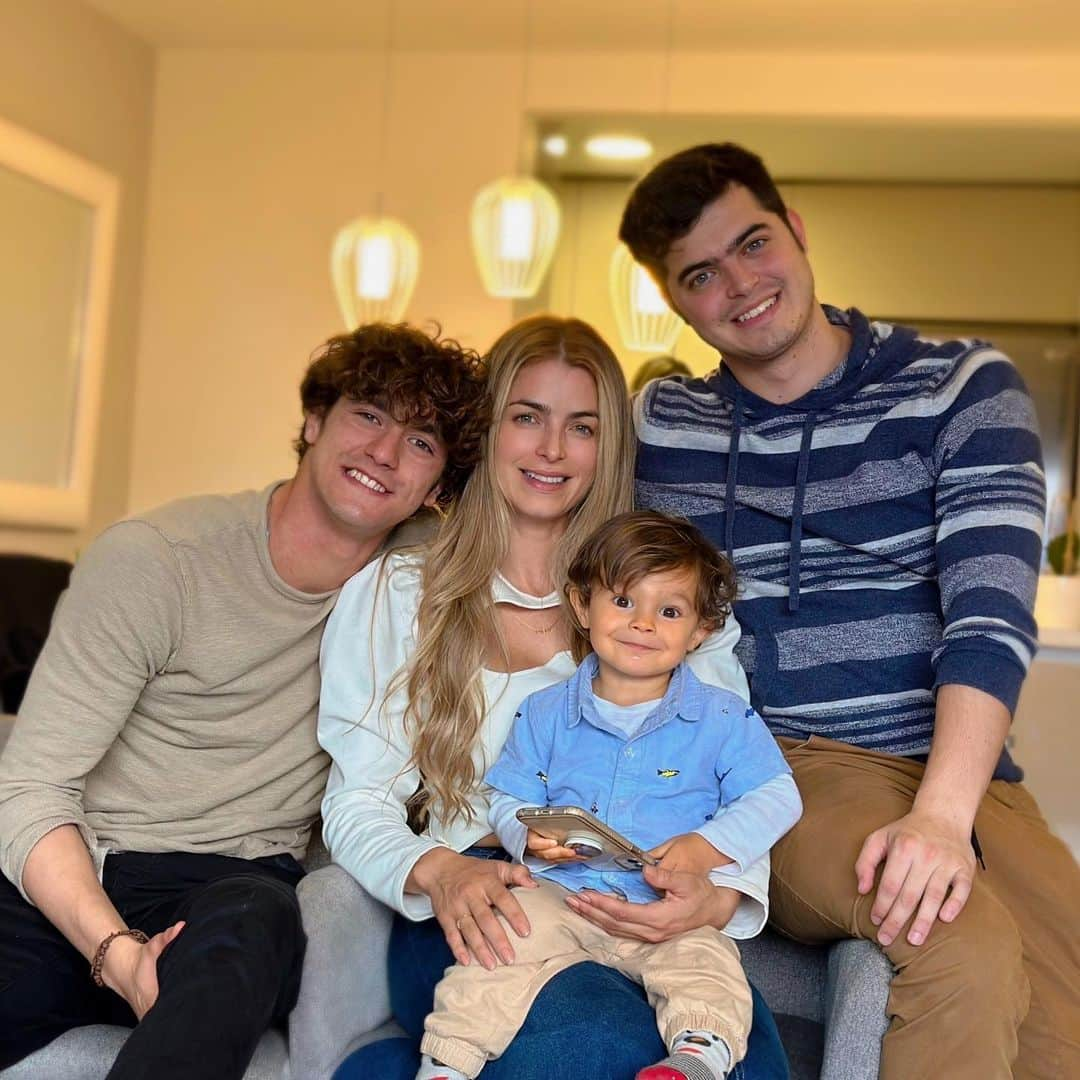 CRISSHURTADOさんのインスタグラム写真 - (CRISSHURTADOInstagram)「Mis hijos son la historia más linda que Dios escribió en mi vida!! Amores de mi vida @danielnarvaez22  @juanjonarvaezh  Mateo LOS AMOOOOOOO❤️❤️❤️」5月18日 10時34分 - crisshurtado