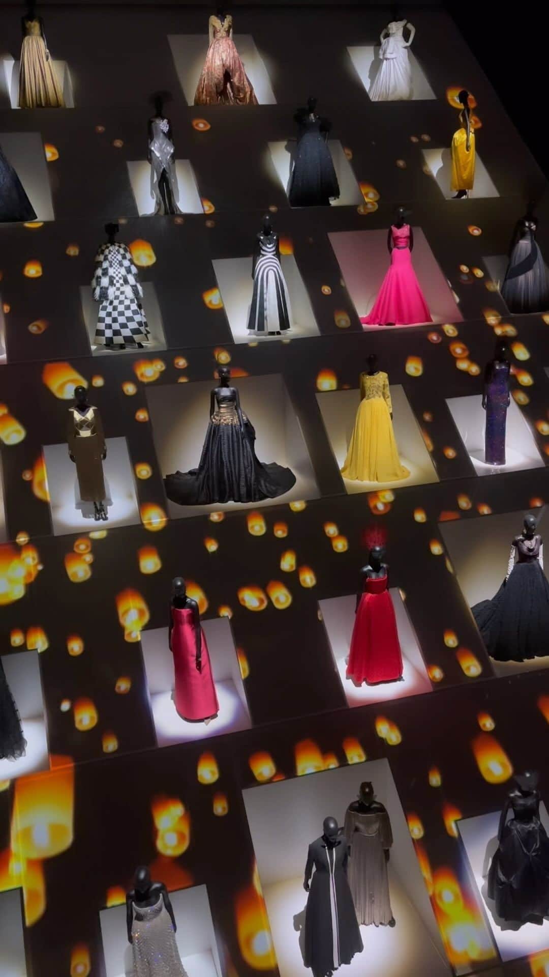 和田安佳莉のインスタグラム：「滑り込みDIOR展  #dior #dior展 #christiandior #東京都現代美術館 #fashion #dress #清澄白河」