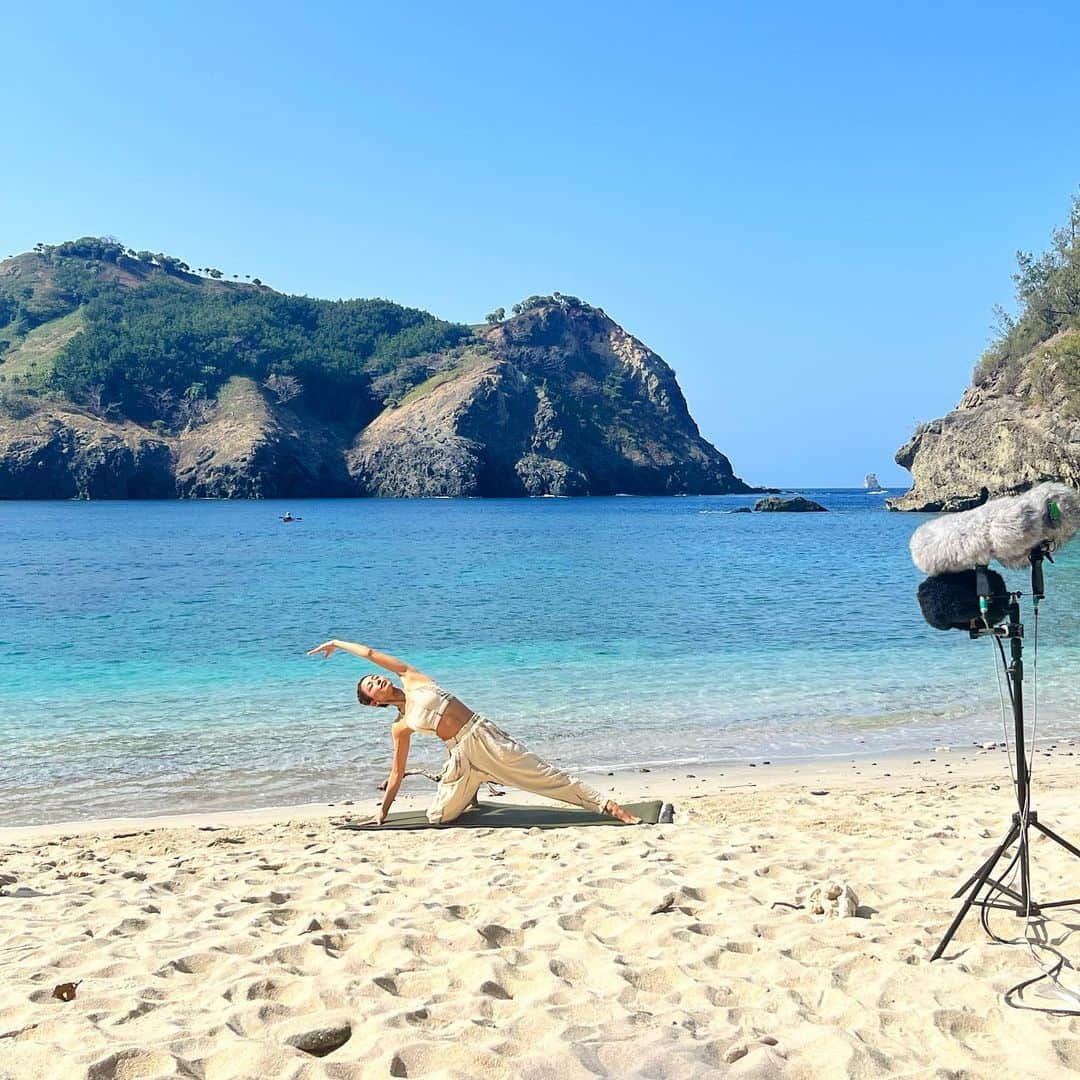 松本莉緒さんのインスタグラム写真 - (松本莉緒Instagram)「𝗡𝗛𝗞新番組『絶景𝗬𝗢𝗚𝗔』ご視聴頂いた皆さま♡ ⁡ ⁡ 父島の素晴らしい世界自然遺産の空間でヨガを行った「 絶景YOGA 」✨ご覧頂きました皆さま、この場を借りお礼申し上げます😌💓🙏 ⁡ ⁡ コメントへの感想、DM、スタッフさんへ届いた感想などとてもありがたく受け取らせて頂いております✨🙏✨ ⁡ ⁡ 60分番組の中で、６種のレッスンを今回取り入れさせて頂きました。呼吸法〜マントラ〜グラウンディングヨガ〜ヨガフローなどを師匠の香代子さんや、NHKディレクターさんと相談しながら制作致しました🥹🙏 ⁡ ⁡ 皆さまいかがでしたでしょうか？？✨✨ ⁡ ⁡ 撮影時期がちょうどホエールウォッチング時期とあり、あちらこちらでクジラを見る事ができました😳！くじらを見たのも初めてだし、あんなに多くのくじらを見れたのも初めてでした！ ⁡ ⁡ クジラが泳ぐ様子も映っていたので💓 癒されて頂けていたらとっても嬉しいです!🐳💓 ⁡ ⁡ 第二回「絶景YOGA」、そして次の旅人ヨギーへ繋がりますように..✨✨✨ ⁡ ⁡ 深夜帯にも関わらずご覧頂きました皆さま、 ありがとうございました☺️🙏❤️ ⁡ ⁡ ヨガ監修 : #吉田香代子  ヘアメイク : @hitomi326_ 💓 ヨガウェア : @yinyang_yogawear 💓 マット : マンドゥカ スタイリング : 松本莉緒 ⁡ ⁡ ps. 只今 #松本莉緒の淡路島リトリート 5/19〜21 開催の為、 移動中です🚅✈️❣️明日からご参加頂く皆さま、お忘れもの無いように、先ずは自宅から淡路島への道中どうか安全にスムーズにお越しくださいませね☺️❣️新しいヨガフレンズとお会いできるのを心から楽しみにしております🥹❤️    #NHK #絶景YOGA  #respect #父島 #小笠原諸島 #allstaff  #ボニネンシストラベル #ボニーナ #patinn ファミリー #高野ファミリー #はじめちゃん #makanaiogasawara  #peacebergstyle #omyoga #松本莉緒 #感謝」5月18日 10時43分 - matsumoto_rio1022