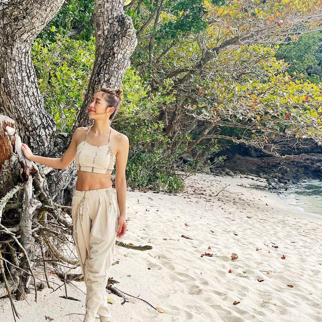 松本莉緒のインスタグラム：「𝗡𝗛𝗞新番組『絶景𝗬𝗢𝗚𝗔』ご視聴頂いた皆さま♡ ⁡ ⁡ 父島の素晴らしい世界自然遺産の空間でヨガを行った「 絶景YOGA 」✨ご覧頂きました皆さま、この場を借りお礼申し上げます😌💓🙏 ⁡ ⁡ コメントへの感想、DM、スタッフさんへ届いた感想などとてもありがたく受け取らせて頂いております✨🙏✨ ⁡ ⁡ 60分番組の中で、６種のレッスンを今回取り入れさせて頂きました。呼吸法〜マントラ〜グラウンディングヨガ〜ヨガフローなどを師匠の香代子さんや、NHKディレクターさんと相談しながら制作致しました🥹🙏 ⁡ ⁡ 皆さまいかがでしたでしょうか？？✨✨ ⁡ ⁡ 撮影時期がちょうどホエールウォッチング時期とあり、あちらこちらでクジラを見る事ができました😳！くじらを見たのも初めてだし、あんなに多くのくじらを見れたのも初めてでした！ ⁡ ⁡ クジラが泳ぐ様子も映っていたので💓 癒されて頂けていたらとっても嬉しいです!🐳💓 ⁡ ⁡ 第二回「絶景YOGA」、そして次の旅人ヨギーへ繋がりますように..✨✨✨ ⁡ ⁡ 深夜帯にも関わらずご覧頂きました皆さま、 ありがとうございました☺️🙏❤️ ⁡ ⁡ ヨガ監修 : #吉田香代子  ヘアメイク : @hitomi326_ 💓 ヨガウェア : @yinyang_yogawear 💓 マット : マンドゥカ スタイリング : 松本莉緒 ⁡ ⁡ ps. 只今 #松本莉緒の淡路島リトリート 5/19〜21 開催の為、 移動中です🚅✈️❣️明日からご参加頂く皆さま、お忘れもの無いように、先ずは自宅から淡路島への道中どうか安全にスムーズにお越しくださいませね☺️❣️新しいヨガフレンズとお会いできるのを心から楽しみにしております🥹❤️    #NHK #絶景YOGA  #respect #父島 #小笠原諸島 #allstaff  #ボニネンシストラベル #ボニーナ #patinn ファミリー #高野ファミリー #はじめちゃん #makanaiogasawara  #peacebergstyle #omyoga #松本莉緒 #感謝」