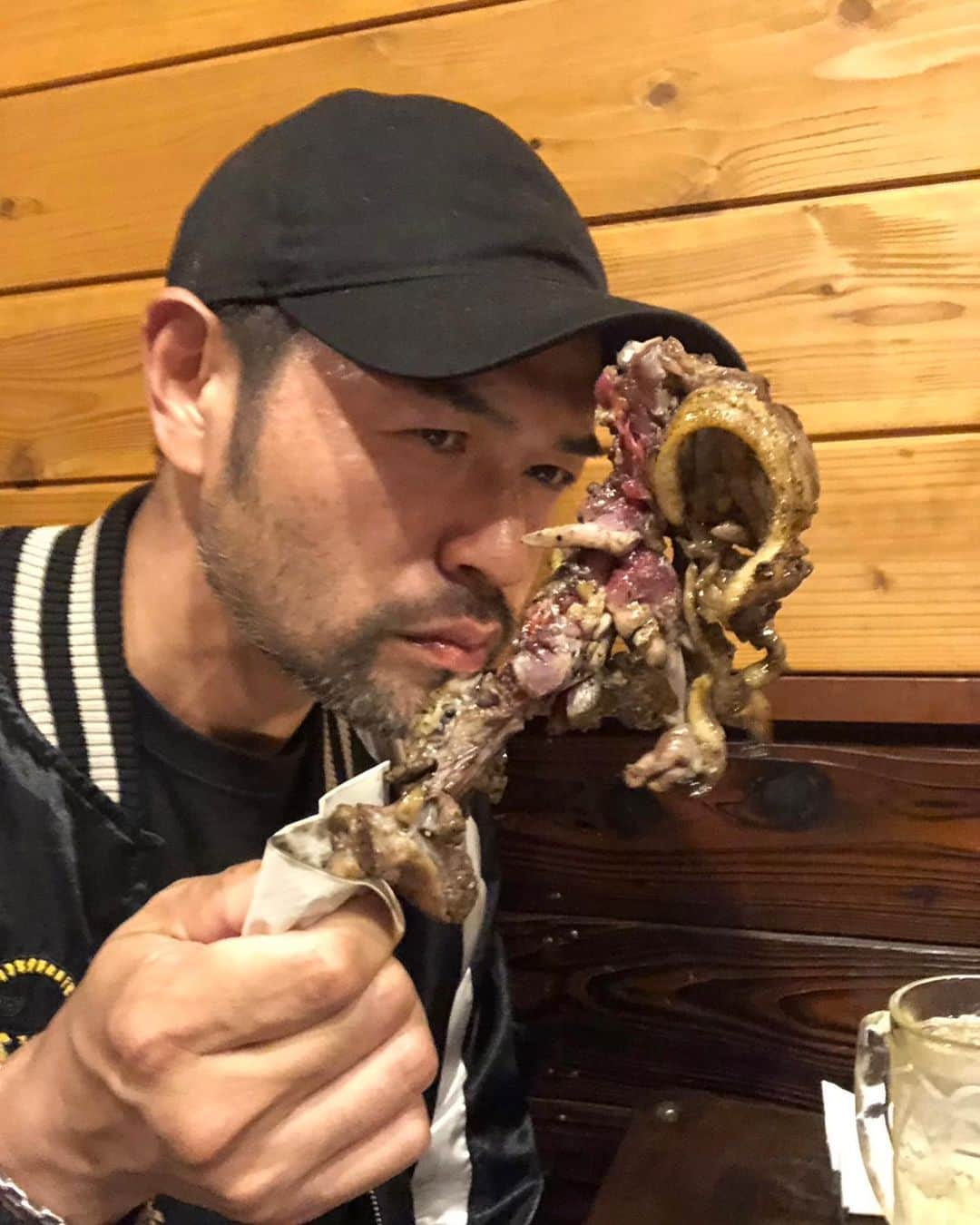 ニッチロー'さんのインスタグラム写真 - (ニッチロー'Instagram)「宮崎地鶏  このワイルドな地鶏いいね  #宮崎地鶏 #宮崎 #丸万 #丸万焼鳥本店  #焼鳥 #プロ焼肉選手 #ニッチロー  #chicken #miyazaki」5月18日 10時44分 - nicchiro5.1