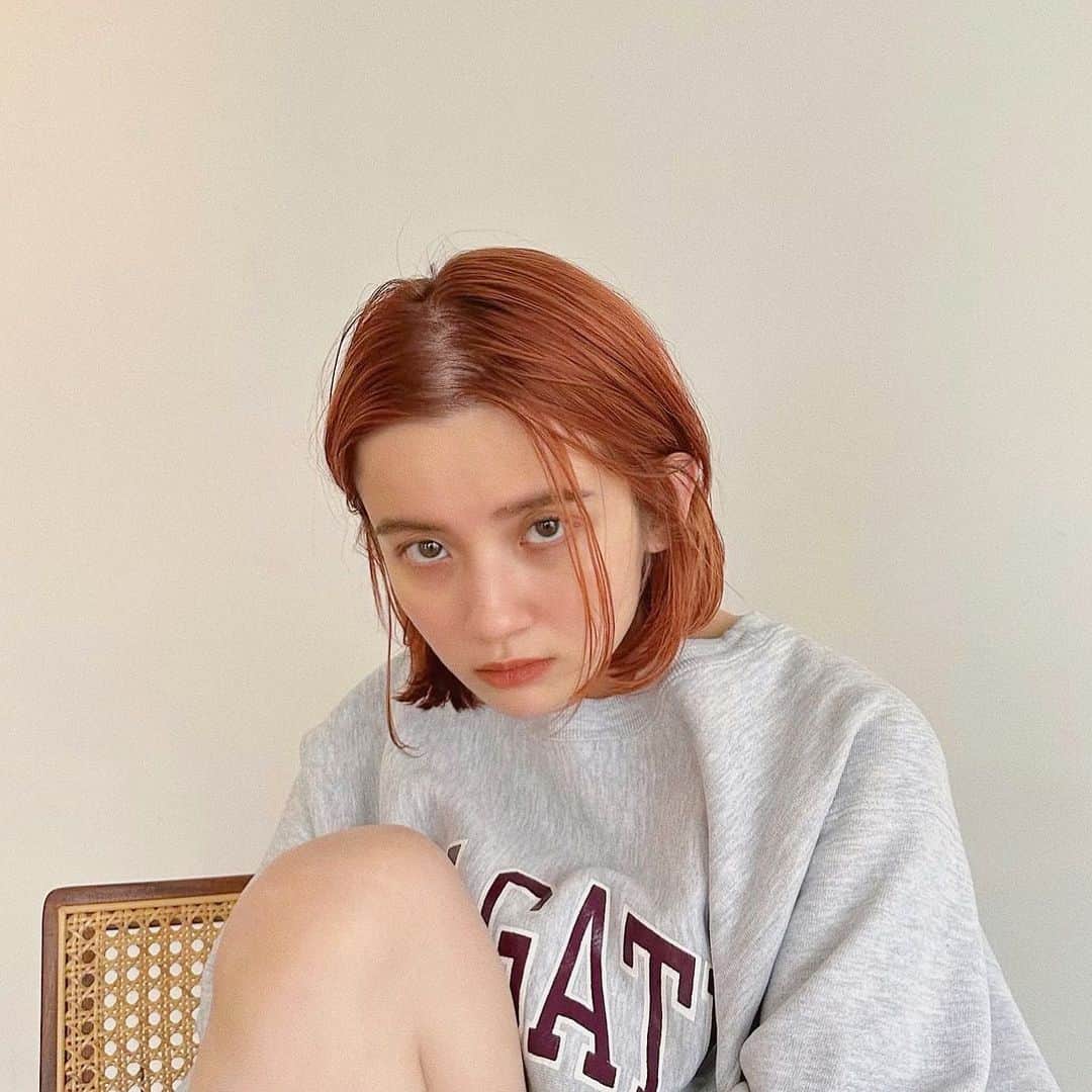 Momoのインスタグラム：「. 人気のオレンジ♡ ブリーチなしのダブルカラーで 可能です♡♡♡ . 明るくしたいけどダメージが どうしても気になる方におすすめ♡  . ✔️画像を保存してカウンセリングの 時にみせてください♡♡ .  イメージを変えたいけど短くするのも ブリーチをするのも勇気がいる🥺 . そんな方にも幅広くその方にあった提案 をさせて頂き一緒におしゃれを楽しみましょう♡ . ブリーチカラーは【ケアブリーチ】を 推奨しております♡ . ケアブリーチは従来よりも髪の毛への ダメージが94%cutされます！ . ブリーチなしのダブルカラーも 提案させて頂きますのでぜひご相談ください♡ . 12／3から 新店舗　GARD/ëN (ガーデン／エン) がopen♡♡ . 場所は表参道♡♡ 新しいこだわりのつまったお店で ぜひお会いできるのを楽しみに お待ちしております♡♡ . . ご予約はTOPからご予約サイト に飛べます✈︎♡(料金もそちらを参考に) . ご新規様も喜んでお待ちしております♡ . お電話.DMからも受け付けております♡ (DMは返信が遅くなる可能性が ございますのでそちらご了承下さい🙇‍♀️)  . .  〒150-0001 東京都渋谷区神宮前5-39-2 2F . TEL☎︎ 03-6712-5995 . 表参道駅から徒歩5分🚶🏼‍♀️(A1出口) ( 銀座線/千代田線/半蔵門線 ) . . 月 定休日 火・水　11:00〜20:00 木・金　12:00〜20:30 土　10:00〜19:00 日　10:00〜19:00 祝　10:00〜19:00 . . ぜひ、ご予約お待ちしてます♡♡ . codeアカウントはこちら   @__cd.momo____________ ♡ . ぜひフォローしてください♡ .」