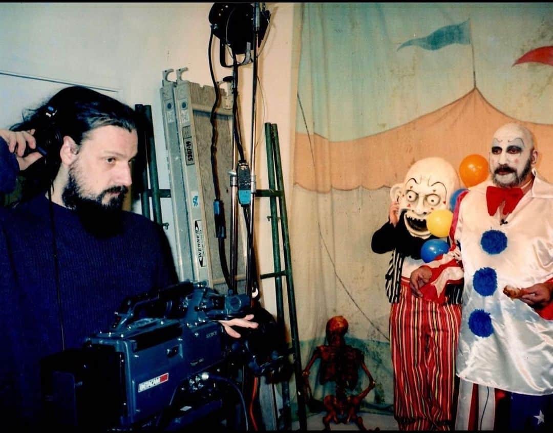 ロブ・ゾンビのインスタグラム：「Just seeing this pic for the first time. This is after being dumped by Universal . By 2001 I was basically down to a three man crew shooting the remaining scenes. Myself , @wayne_toth_fx and production designer Gregg Gibbs. At this point things looked pretty grim, but I pushed on to get the movie done. In the words of Baby , “whatever there is to do… you do it” #robzombie #houseof1000corpses」