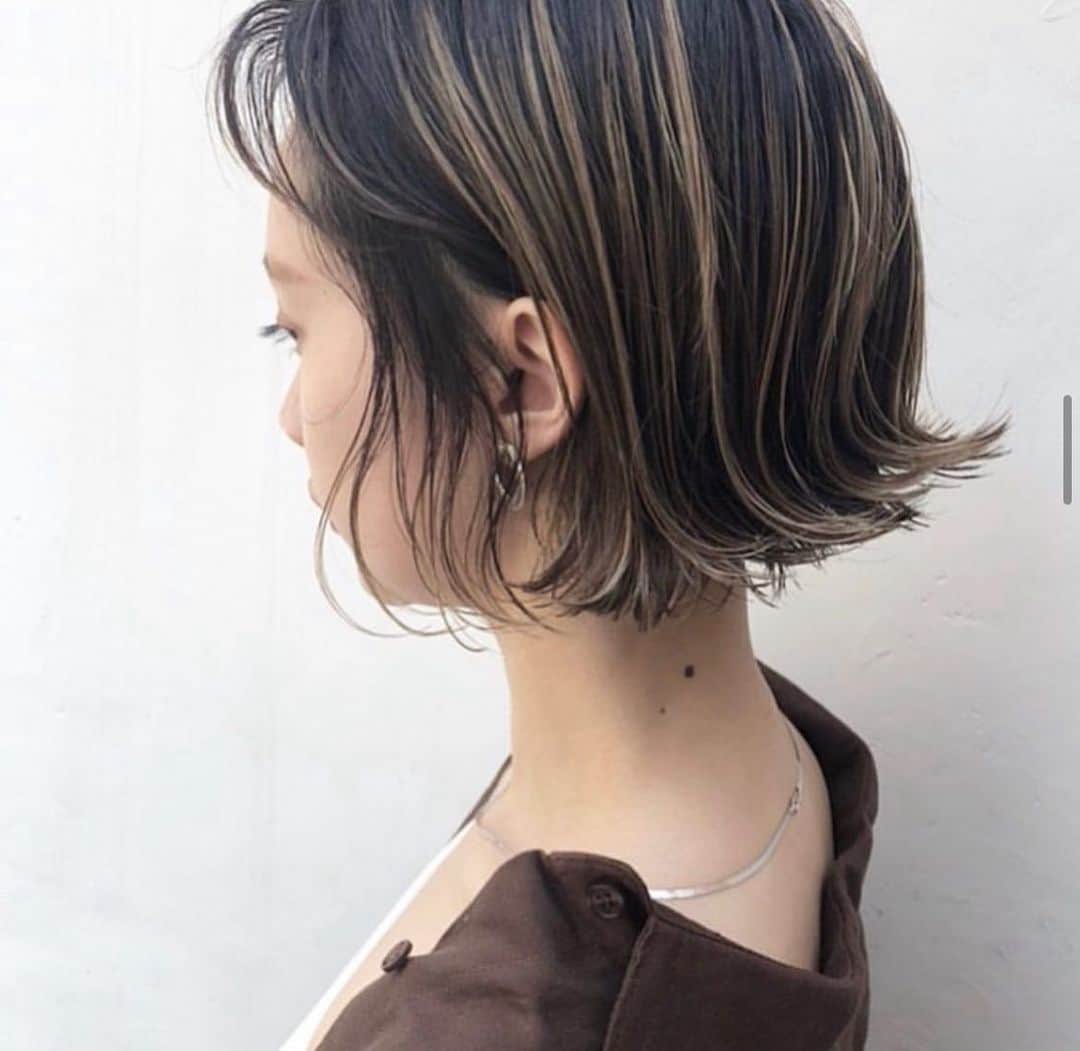 のインスタグラム：「オシャレに"白髪をぼかす" 〜ボブヘア編〜� � ハイライト、ハイライトバレイヤージュを用いてオシャレにぼかしていきます。  こんな人におすすめ� � ・すぐに白髪が気になってしまう� ・ただの白髪染めは飽きた� ・そのうち白髪を生かしてグレーヘアにしていきたい� ・外国人のようなデザインを楽しみた�い ・ヘアカラーを楽しみたい� � ぼかすというのは専門技術が必要です。� 熟練された技術であなたのなりたいを叶えます。� � � #ハイライト��#ショート #ハイライトバレイヤージュ#グレージュ#ベージュ#伸びても変にならないカラー#バレイヤージュ#ボブ#ロブ#bob#表参道#外ハネ#白髪ぼかし#白髪染め#グレー#ロンハーマン#パーマ#murua#y3#zara#hm#西海岸#emoda#耳掛けボブ#エアタッチ」