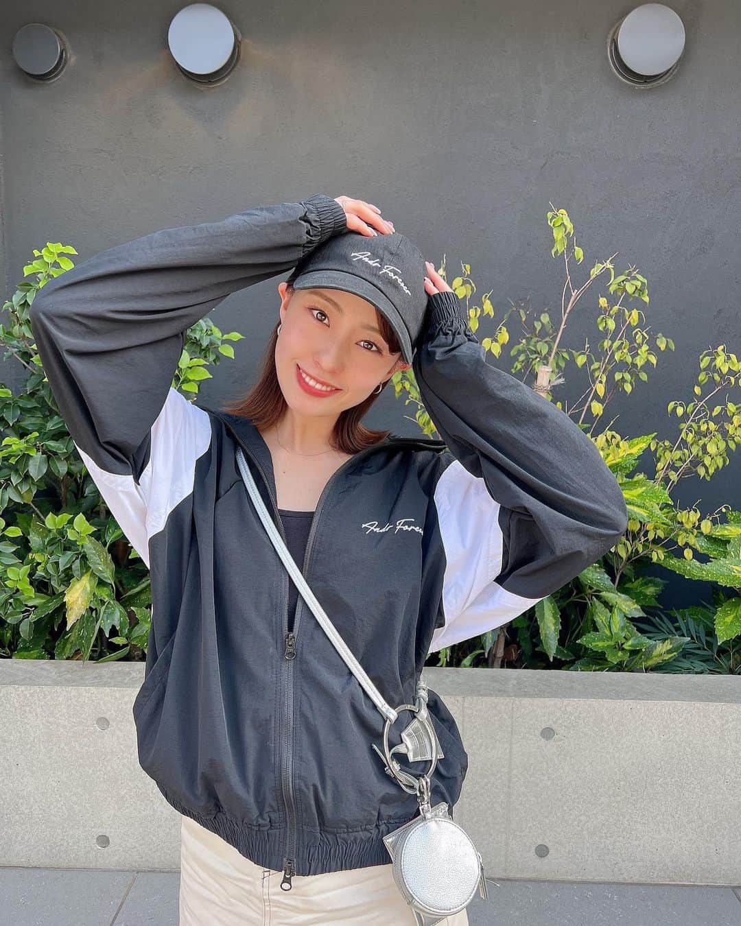 のインスタグラム：「♡ 昨日からandRの新作が 発売になりました🥺  早速、私はナイロンジャケットと CAPを取り入れての モノトーンコーデでお出かけ🤍🖤  ユニセックスなので 沢山の方に今回も届くと嬉しいです✈️☺️  👕▶︎ @andr_official.017」
