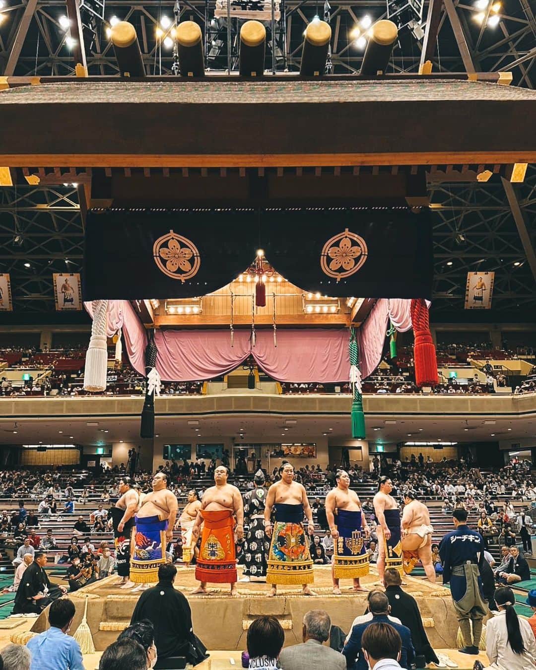 立野リカのインスタグラム：「日本に帰国してからずーっと行ってみたかった相撲✨夢が叶って昨日観に行くことができました。　初観戦でしたがパワー溢れる国技、相撲に大感激の1日でした。 💪🏻 First time watching sumo 🇯🇵 highly recommend people to come watch if they are ever in Japan!」