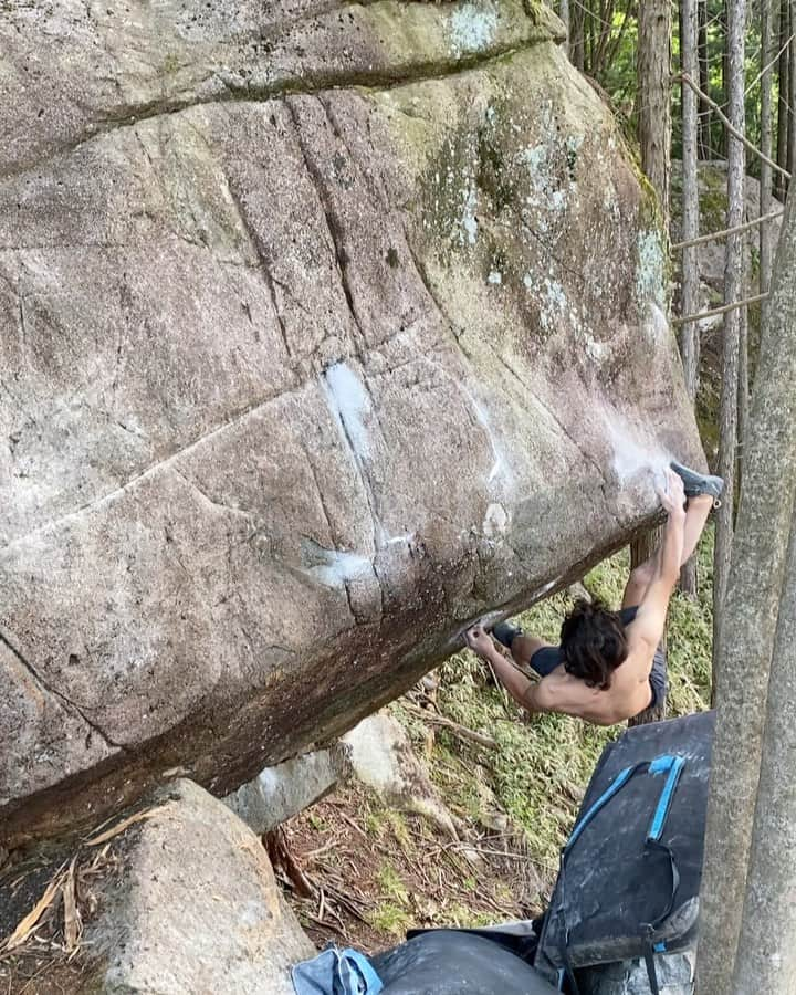 小山田大のインスタグラム：「猛暑の笠置山、日中は暑くて登れず作業のみ、しかし流石に標高900メートルのこの現場は夕方になるとかなり涼しくなった。 今日は以前から目を付けていたプロジェクトをトライした。 ルーフからフェイスに抜けるラインで凄くかっこいいのだが、フェイス面が微妙に不可能に見えるのと、ランディングが激悪でトライしてなかった。 しかし良いラインだ、とりあえずランディングを整備しようと２日かけて作り、上部からトライしてみた。 予想していたムーブは全く出来ずやはりダメかと思ったが、全く違うムーブを思い付き、なんとか解決出来た。 最近の中では一番嬉しかった。 夜になってからは下部のルーフ帯をトライ。しつこくやってなんとか8割方解決した。 これは嬉しい、凄く良いラインなので気長に頑張りたい。」