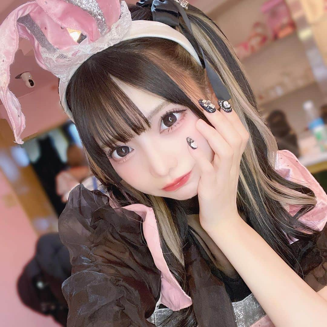 米倉みゆさんのインスタグラム写真 - (米倉みゆInstagram)「そろそろエクステつけたいなん🐰🖤 . . . . . . .  #バニーガール #バニー  #コンカフェ #コンカフェ嬢 #コンカフェ店員 #カフェ #メイド服 #メイドカフェ #エクステ #ロングヘア #ヘアメ #ハーフツイン #インナーカラー  #巻き髪 #ヘアセット #地雷女 #地雷系女子 #美男美女と繋がりたい #自撮り界隈 #自発ください #雰囲気好きな人いいね #可愛い女の子 #かわいい #美人 #美女 #アイドル  #コスプレ #コスプレイヤー #japanesegirl #cosplay」5月18日 11時05分 - yone__miyu630