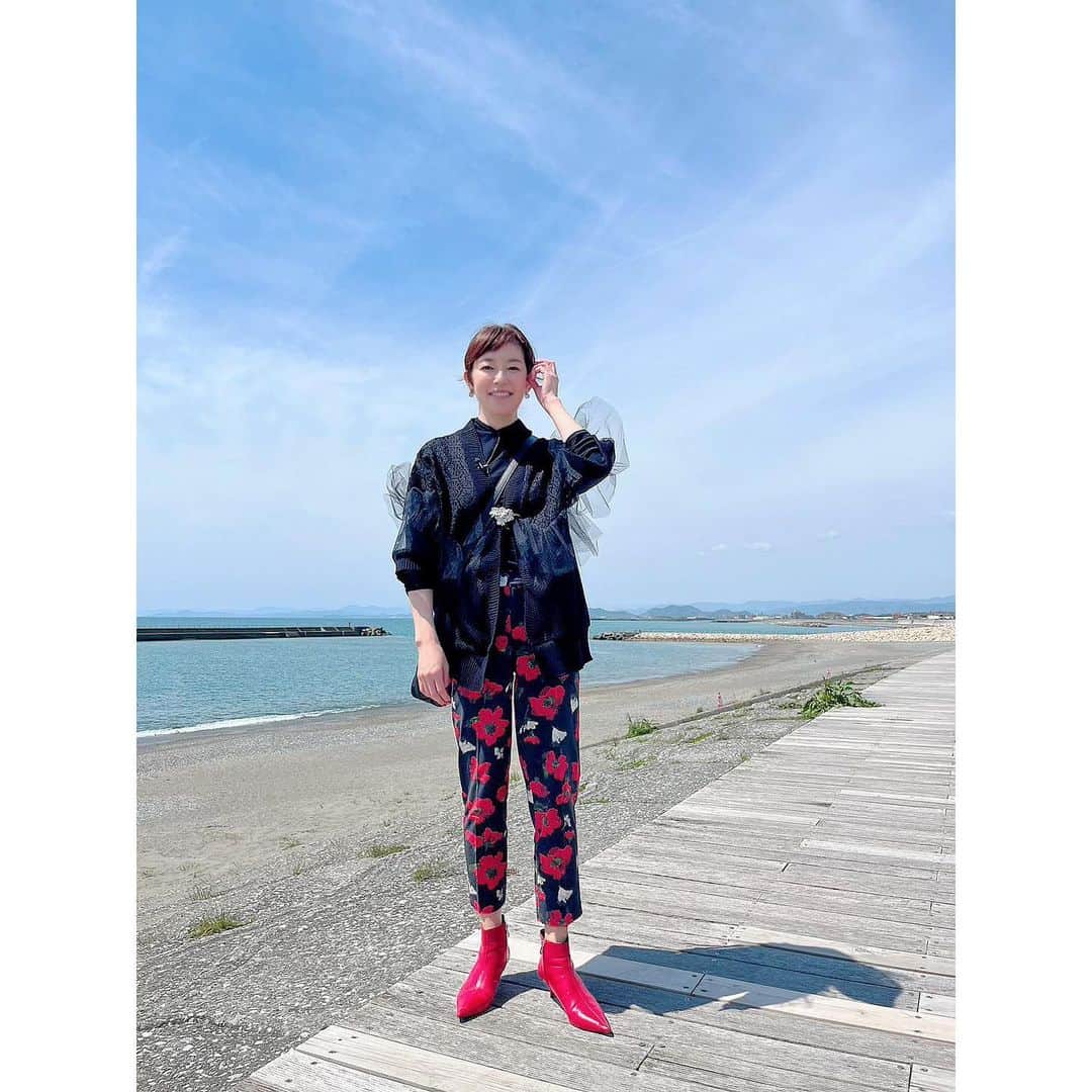 のインスタグラム：「#ハーフタイムツアーズ #テレビ東京 #テレ東 御覧頂きありがとうございました🙇‍♀️  ✨👗✨ ❶カーディガン　FLUMOR @flumor_andensal カットソー　Limue @limue_official パンツ　RE SYU RYU @resyuryu_official イヤリング、ブローチ　Grosse @grossejapan バッグ　Dakota @dakota_leathergoods_official  ❷ ❸ ベスト　AVIE @avie_andensal カットソー、コート　Limue @limue_official スカート　RE SYU RYU @resyuryu_official ネックレス、イヤリング　Grosse @grossejapan バッグ　Dakota @dakota_leathergoods_official  ❹ワンピース　Wild Lily @wildlily_daikanyama イヤリング　Grosse @grossejapan バッグ　Dakota @dakota_leathergoods_official」