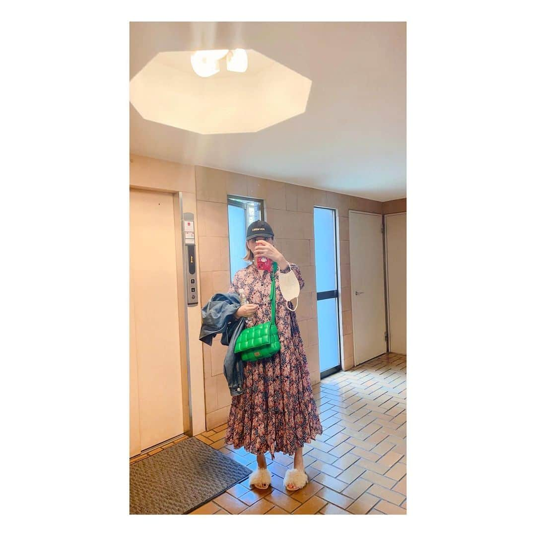 阿部洋子さんのインスタグラム写真 - (阿部洋子Instagram)「👗💞👠💕  #最近のあたす  と #ちょっと前のあたす   #ootd #sotd #記録   📸1枚目 いつもこんな感じで走ってるー #adidasbystellamccartney  トレーニング終わりで 暑くて前開けちゃってるけども💦 アウターは、あ～ちゃん @a_chan.prfm_p000001 にいただいたやーつ  📸4枚目 キャップは @merciparis の🎶 📸1枚目のキャップとは別モノ  📸10枚目 新しいサンダル！おろしてみたー クリアな部分が華奢見えして良い感じ♡ @hoaw_official  @whimgazette_official  #new #sandals   #fashionaddict #shoesaddict」5月18日 11時11分 - hirocoring