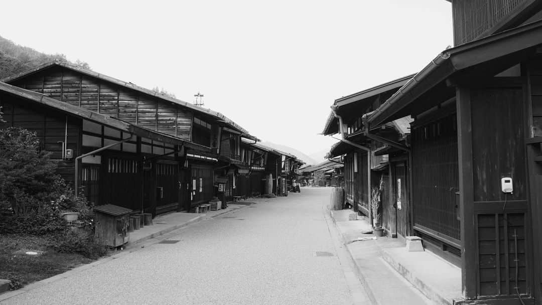 市原隼人のインスタグラム：「子供の頃から旅が好きだ。 いつどんな時でも旅に出たいと思ってる。  最近、地元の仲間とバイクを走らせ、ふと入ったCaffeにあった終戦を聴いたというラジオに感銘を受けた。180年続く店には明治時代から時を刻んでいる時計やアンティークな物に囲まれ、漆器で出して下さるアイスコーヒーが茹だるような暑さの中6時間程走った身体に沁みた。  江戸時代に建てられた店が過ごしてきた色々な事などに想いを馳せ束の間の休息。  喧騒も雑踏も無い。 時代の流れが止まっている様な場所で、遠くの鳥の鳴き声も聞こえる静かな空間が帰る時には名残惜しく感じた。  こんな日を良い日というんだろうな。 #旅 #kawasakiz #HIGHDOGGS」