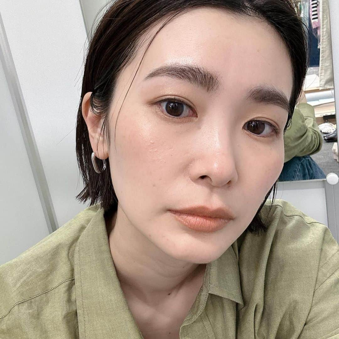 永瀬かおるのインスタグラム：「ミニボブにしてからとーーーっても好評🥰 撮影の時もお褒めのお言葉が嬉しいです😆 髪型ももちろんお気に入りですが、 個人的には髪質改善トリートメントがめちゃくちゃ快適🤩 朝の時短叶いました✨🙌  いやーーー柳さん恐ろしやー。笑 @ayakoyanagi いつもありがとうございます🙏  #ミニボブ  #ヘアスタイル #永瀬かおる」