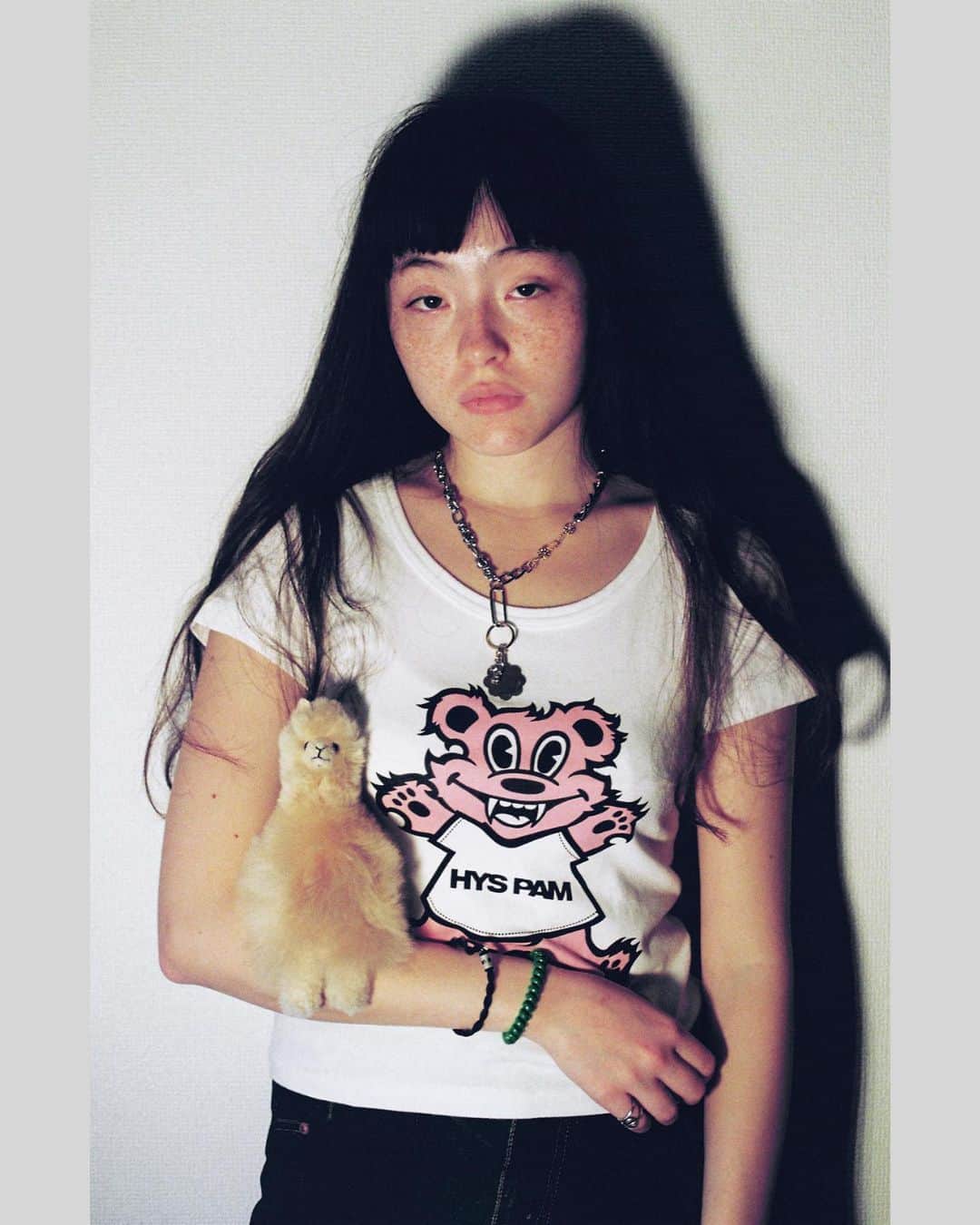 miniさんのインスタグラム写真 - (miniInstagram)「HYSTERIC GLAMOURとオーストラリアのカルトブランドP.A.M.との初コラボレーションが5/20（土）に登場！　今回リリースされるアイテムは、HYSTERIC GLAMOURのシグネチャー「Sexy Girls」とP.A.M.の「Handmaiden」、それぞれのブランドを象徴するグラフィックを融合したアパレルと、P.A.M.のグラフィックアイコン「Marpi」とHYSTERIC GLAMOURの「Weirdo Frog」のぬいぐるみです。  また今回のキャンペーンビジュアルをP.A.M.の親友であるフォトグラファーJoshua Gordonが撮影。「おもちゃの世界」をテーマにした80ページのアートブックとなりました。HYSTERIC GLAMOUR渋谷店では5/20（土）より商品＆アートブックの販売と合わせ、インスタレーションも開催。是非チェックしてください✨  #hystericglamour #ヒステリックグラマー #pam #mini」5月18日 11時15分 - mini_tkj