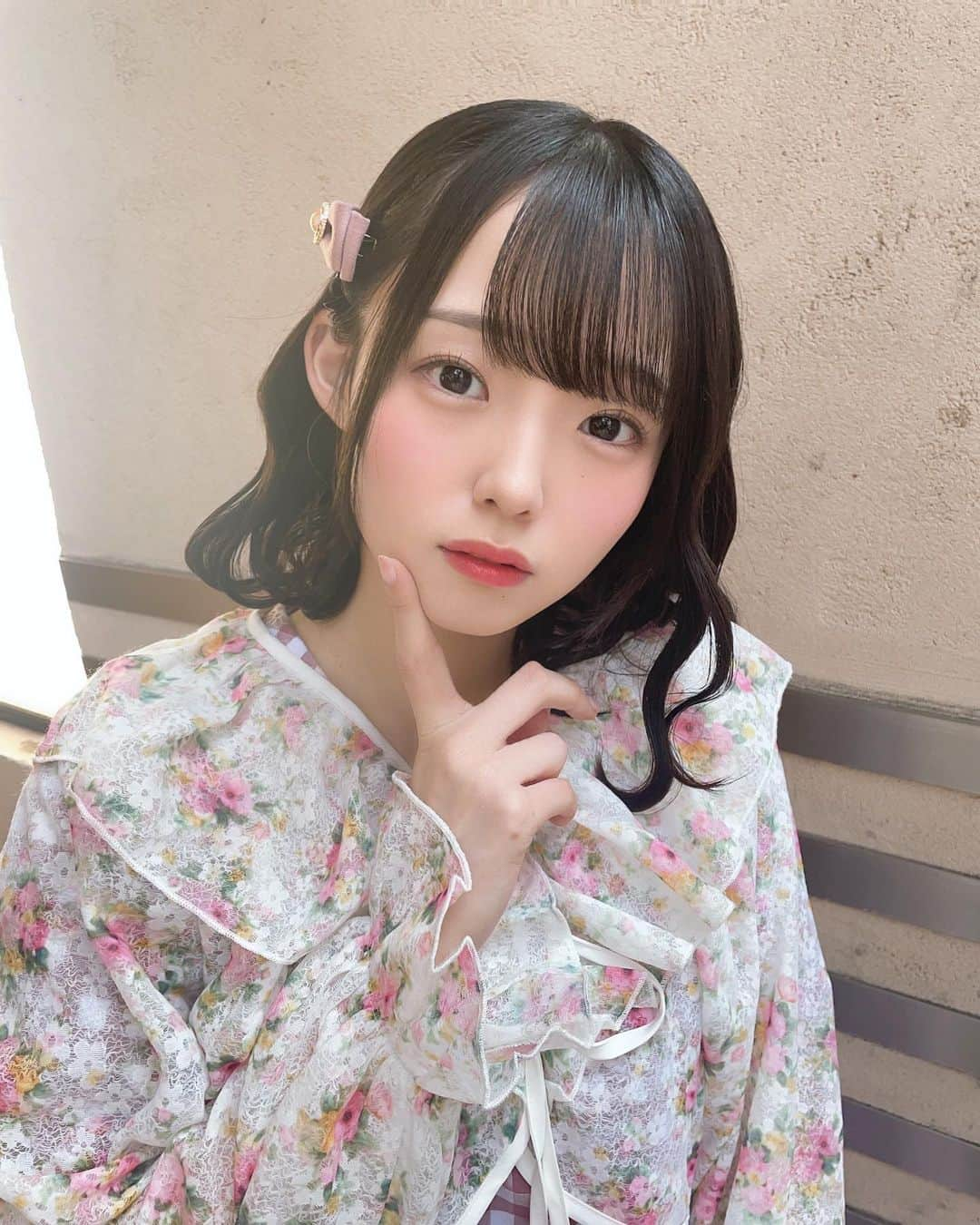 花咲ひよりのインスタグラム：「•  　　 　　 すきって伝えて？　　 　　 　　 　　 　　  #アイドル #アイドル衣装 #アイドル前髪 #アイドルヘア #アイドルメイク #黒髪 #黒髪ボブ #黒髪ミディアム #黒髪女子 #ぼぶ#ボブ #ボブアレンジ #巻き髪 #ゆるふわ #ウェーブ巻き #ワンピース #夏コーデ #花柄 #透け感」