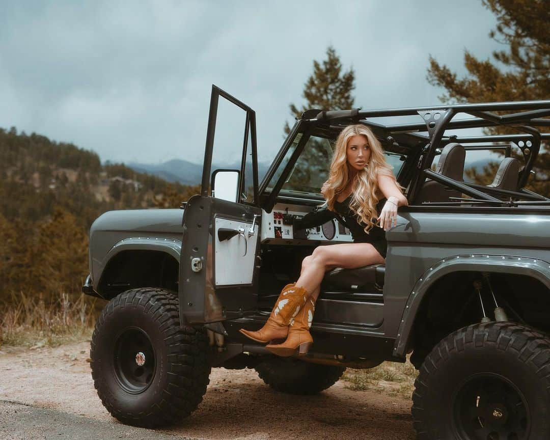 サマンサ・サンのインスタグラム：「Had to stop and take it all in 🖤  #bronco #countrygirl」