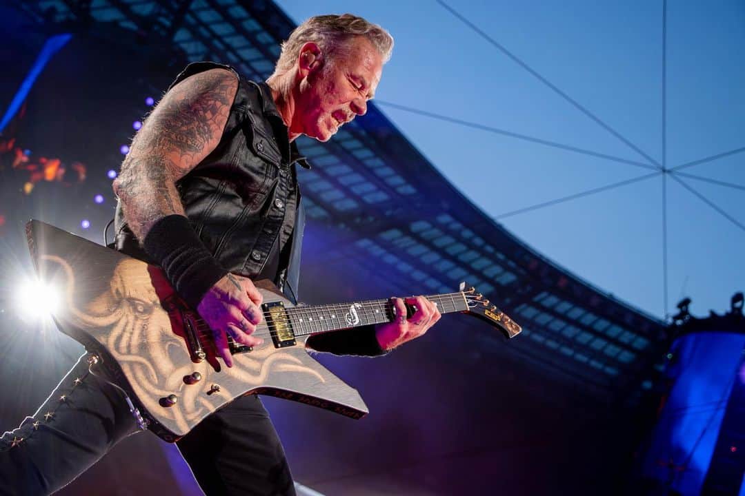 メタリカのインスタグラム：「#M72Paris Night 1 through the lens of @photosbyjeffyeager.   #Metallica #M72 #MetOnTour」