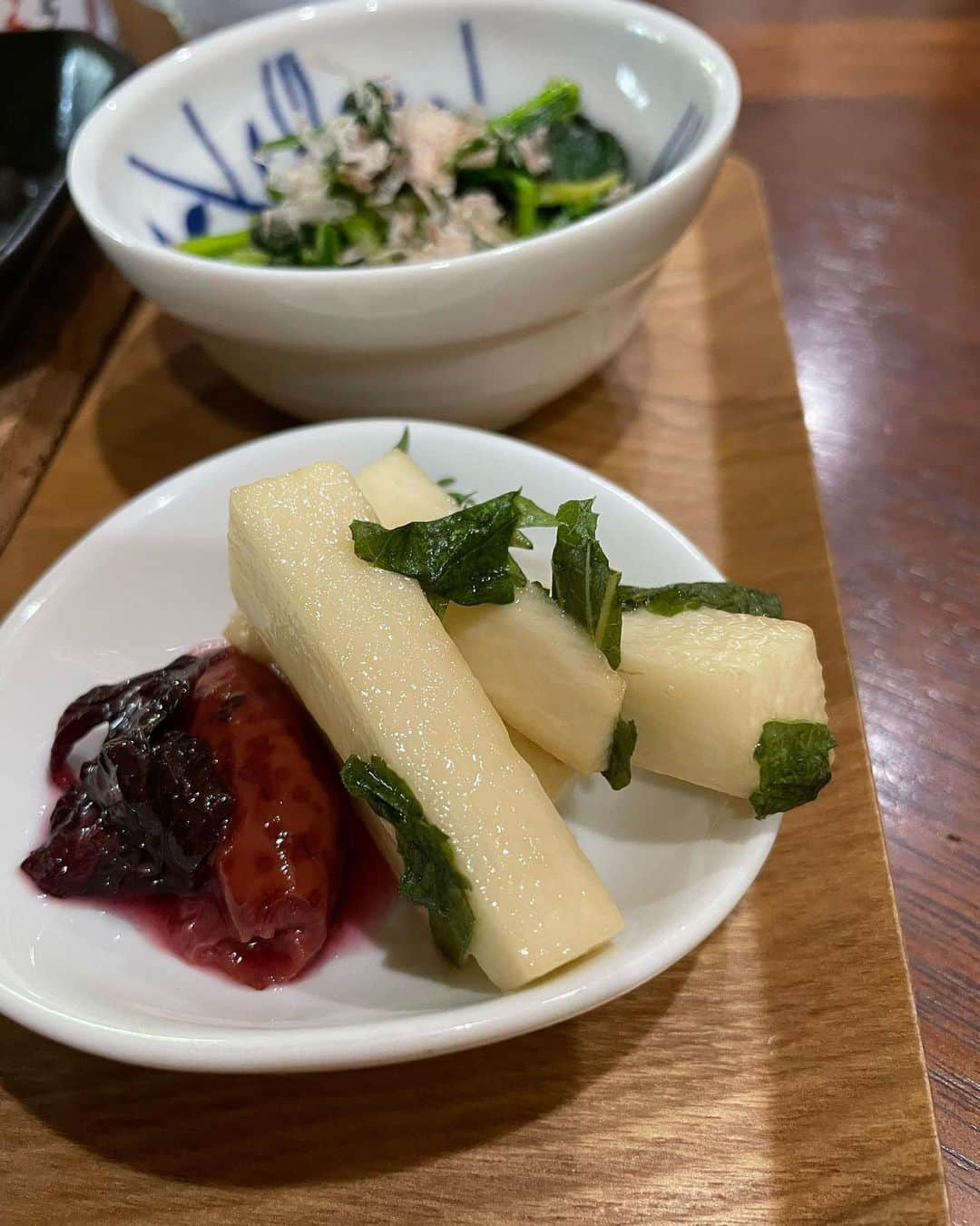 飯島直子さんのインスタグラム写真 - (飯島直子Instagram)「こんにちは^ - ^♪  今日も朝から暑いです まだ5月なのに信じられない です  水分たくさんとって油断しないようにしましゃうね^ - ^  14.15.16.17のへんじすこし  ほのか！！9才の誕生日おめでとう٩(๑❛ᴗ❛๑)۶🎈  モルちゃん♪  セラピスト復帰おめでとう！  夕子♪  やりたい事は我慢しない 食べたいものは食べる！うん！ 検査頑張ってきてねᕦ(ò_óˇ)ᕤ  顎骨骨髄炎！大変だ 59才頑張ってきてね！  頑張った自分にかけるとしたらどんな言葉… 「ホラ、できたじゃん努力を惜しむなよ！」です  娘の結婚前撮り♪ステキな写真撮れるといいね(*´∀｀*)  喘息、今の時期喘息出るひと 多い…大事にしてね(*´-`)  ハウオリ♪  家事、全然テキトーです お腹の回りびしょびしょ… エプロンしよう( ´ ▽ ` )  バイクでコケた！ 運転気をつけてね！ 痛いのとんでけ〜！！  ワキ汗問題、ワキパットなかなかいいですよ^ - ^ 試してみてヽ(*´∀｀)  卵焼き器、テフロンがいいよね…ヘラも金属でないもの なるべく傷をつけないように すると長持ちしますよね^ - ^  今日は買い物していなかったので冷凍もの  たまご掛けごはん(ローカット玄米)  味噌汁(残)  シャリシャリほうれん草(解凍間に合わず)  シャケ(冷凍)  いつかの長芋(生命力の強さ)  やっと木曜日ですね 今週は長く感じます^ - ^  みんな気温差にやられないよう 体調に気をつけようね  そろそろ冬布団片付けます ╰(*´︶`*)╯♡」5月18日 11時43分 - naoko_iijima_705_official